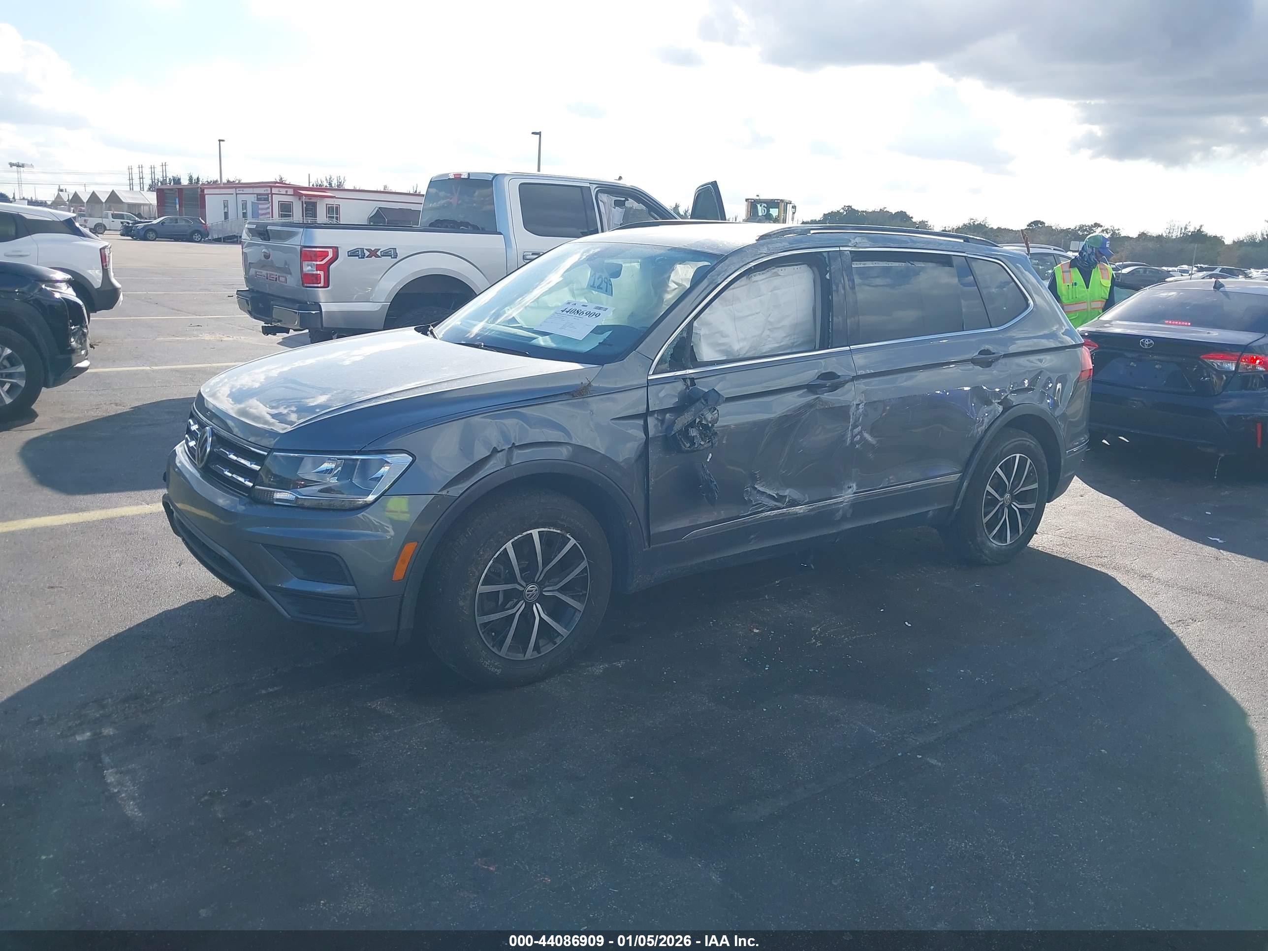 VOLKSWAGEN TIGUAN image 2
