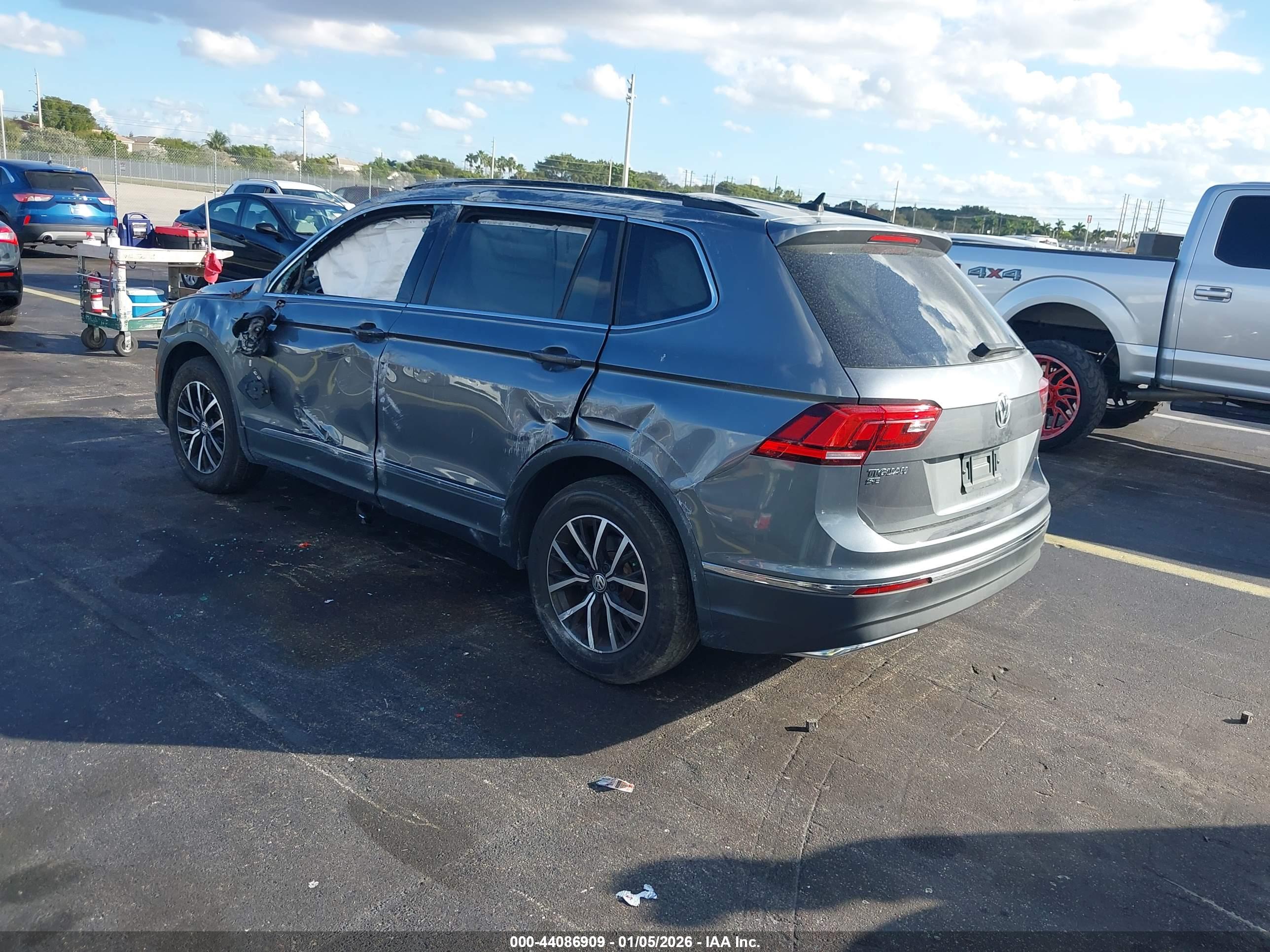 VOLKSWAGEN TIGUAN image 3