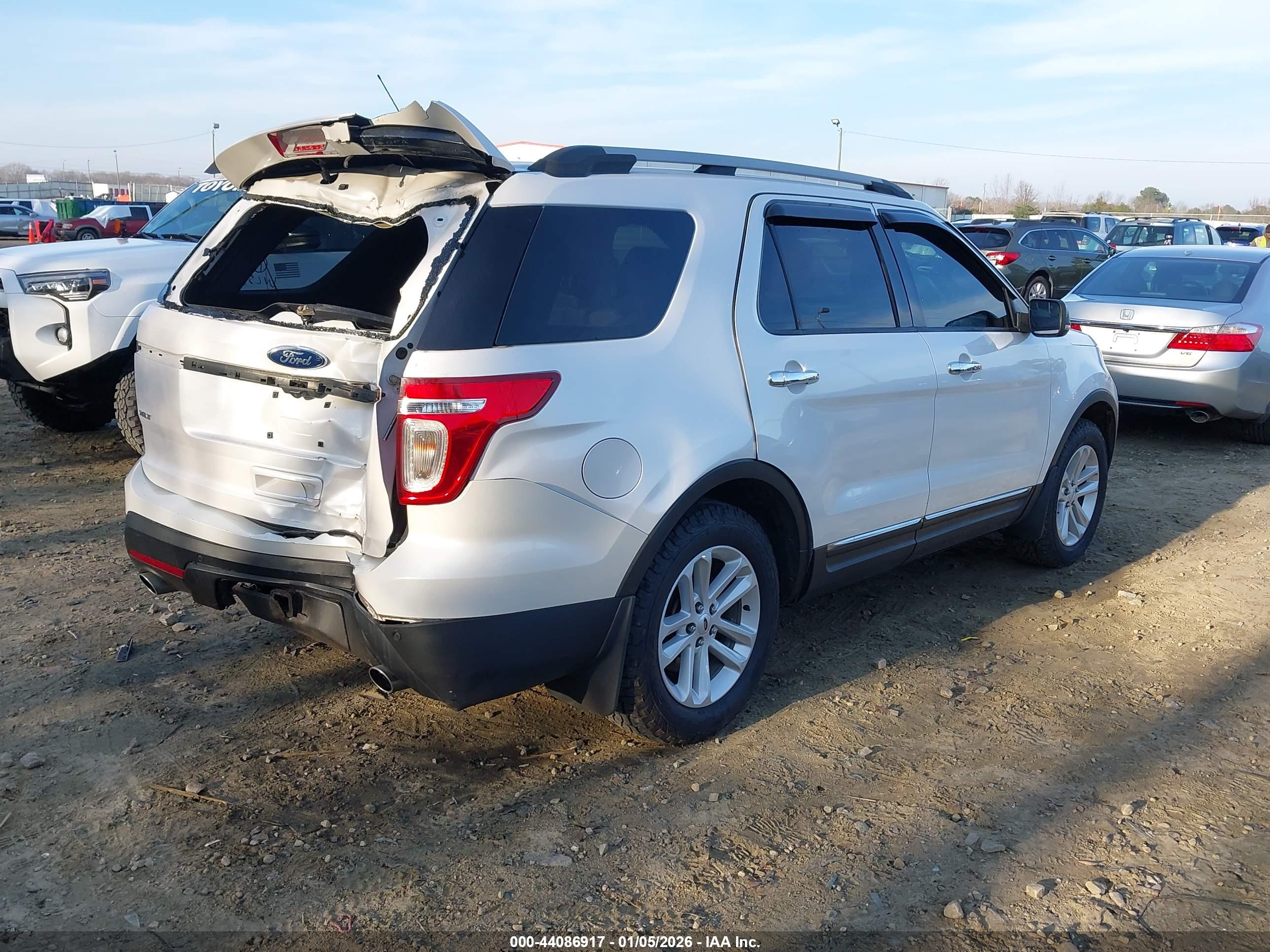 FORD EXPLORER image 4