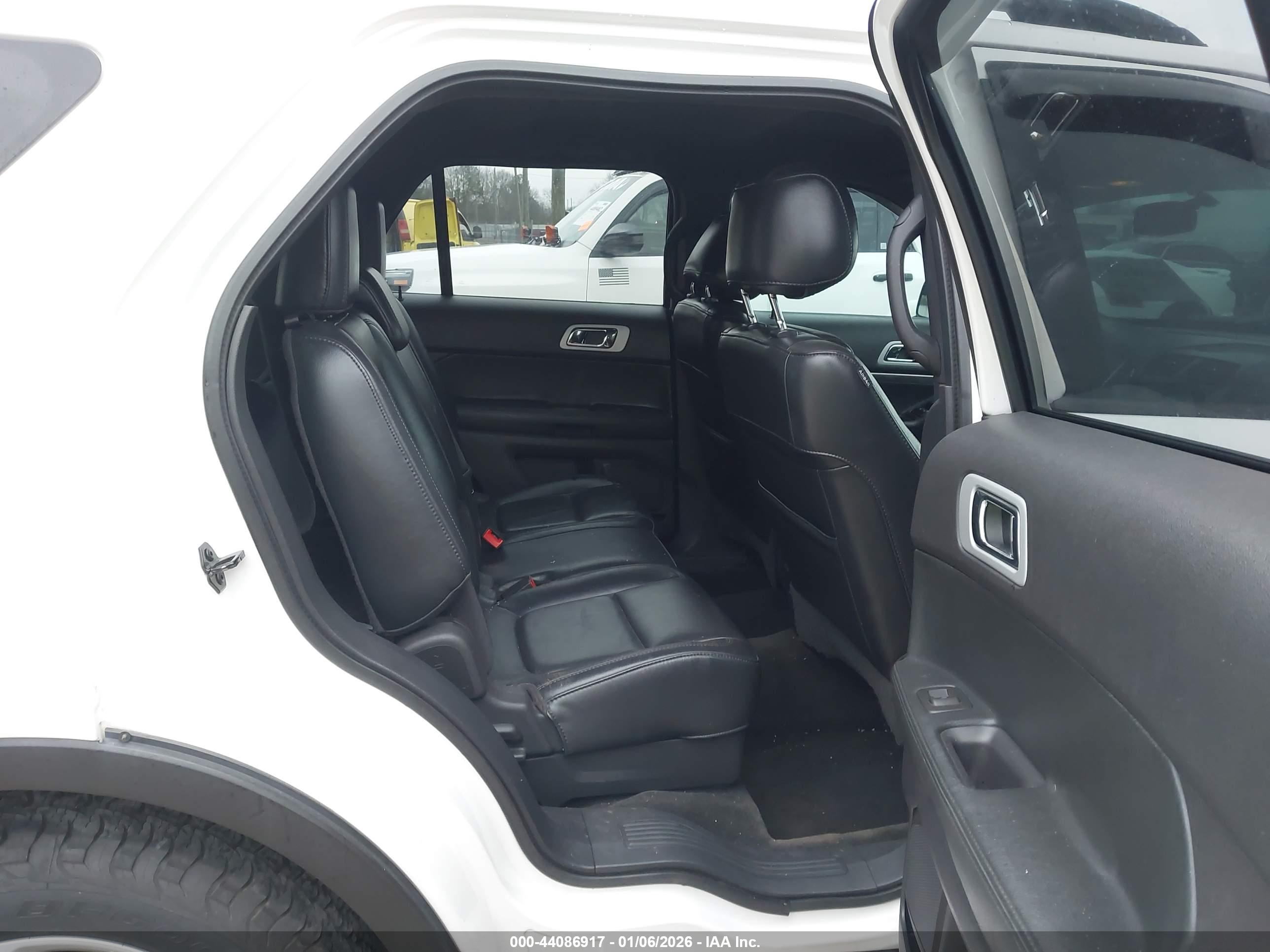 FORD EXPLORER image 8