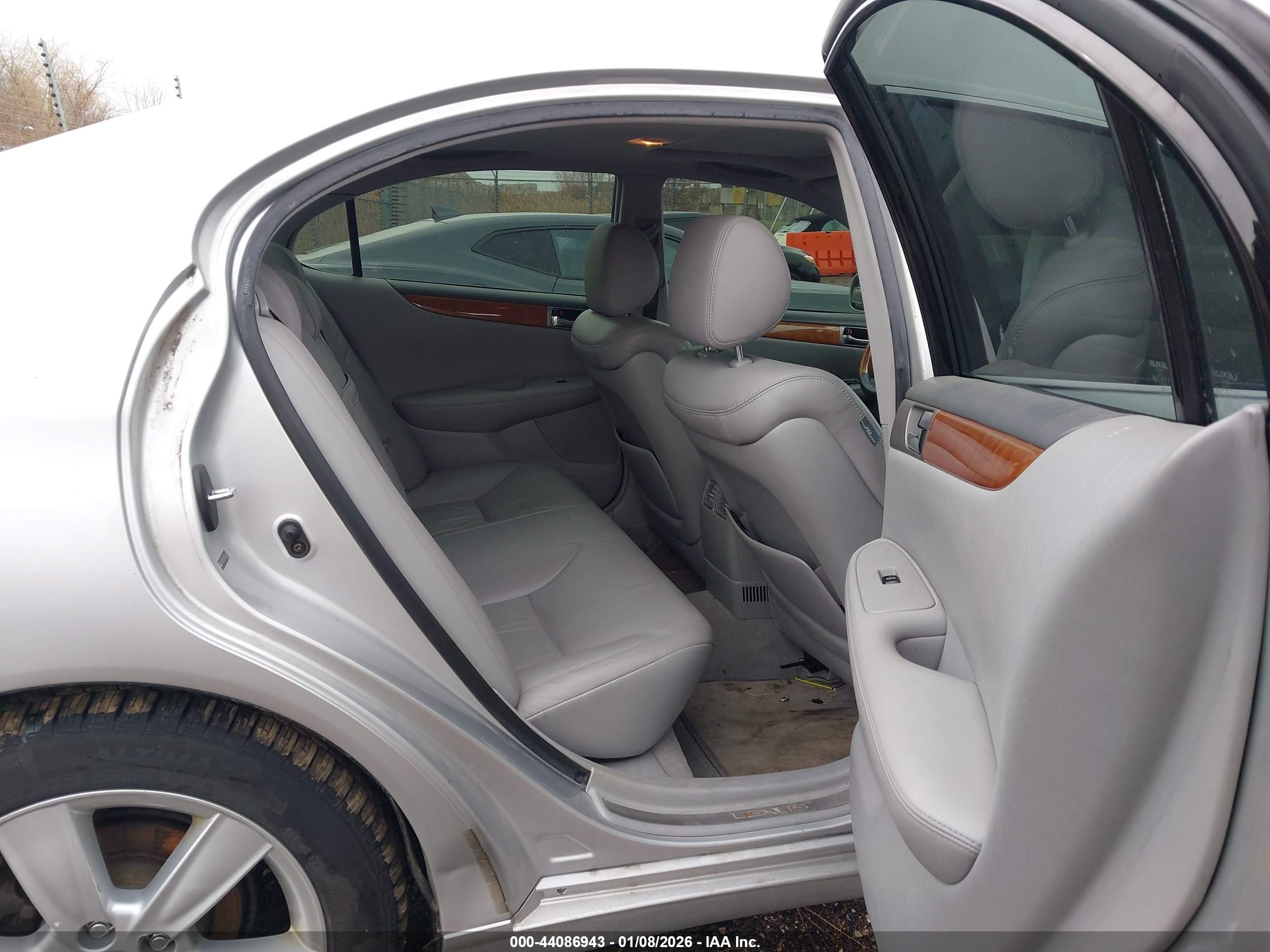 LEXUS ES image 8