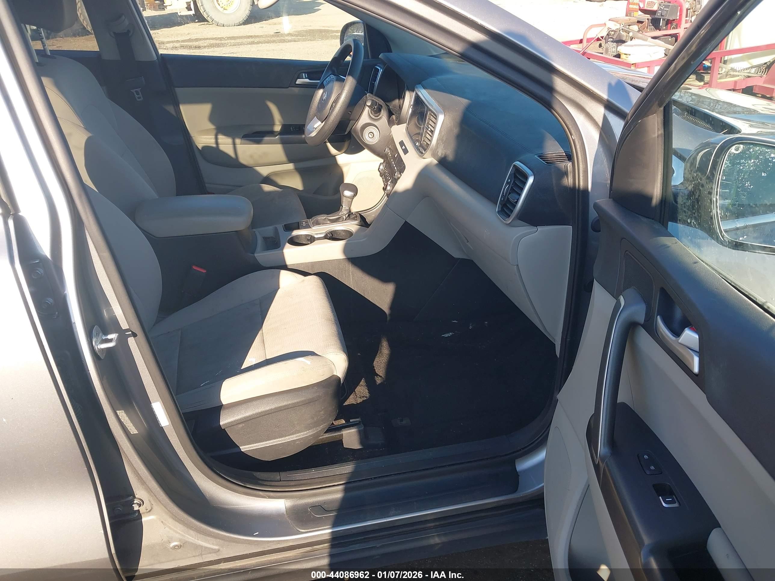 KIA SPORTAGE image 5