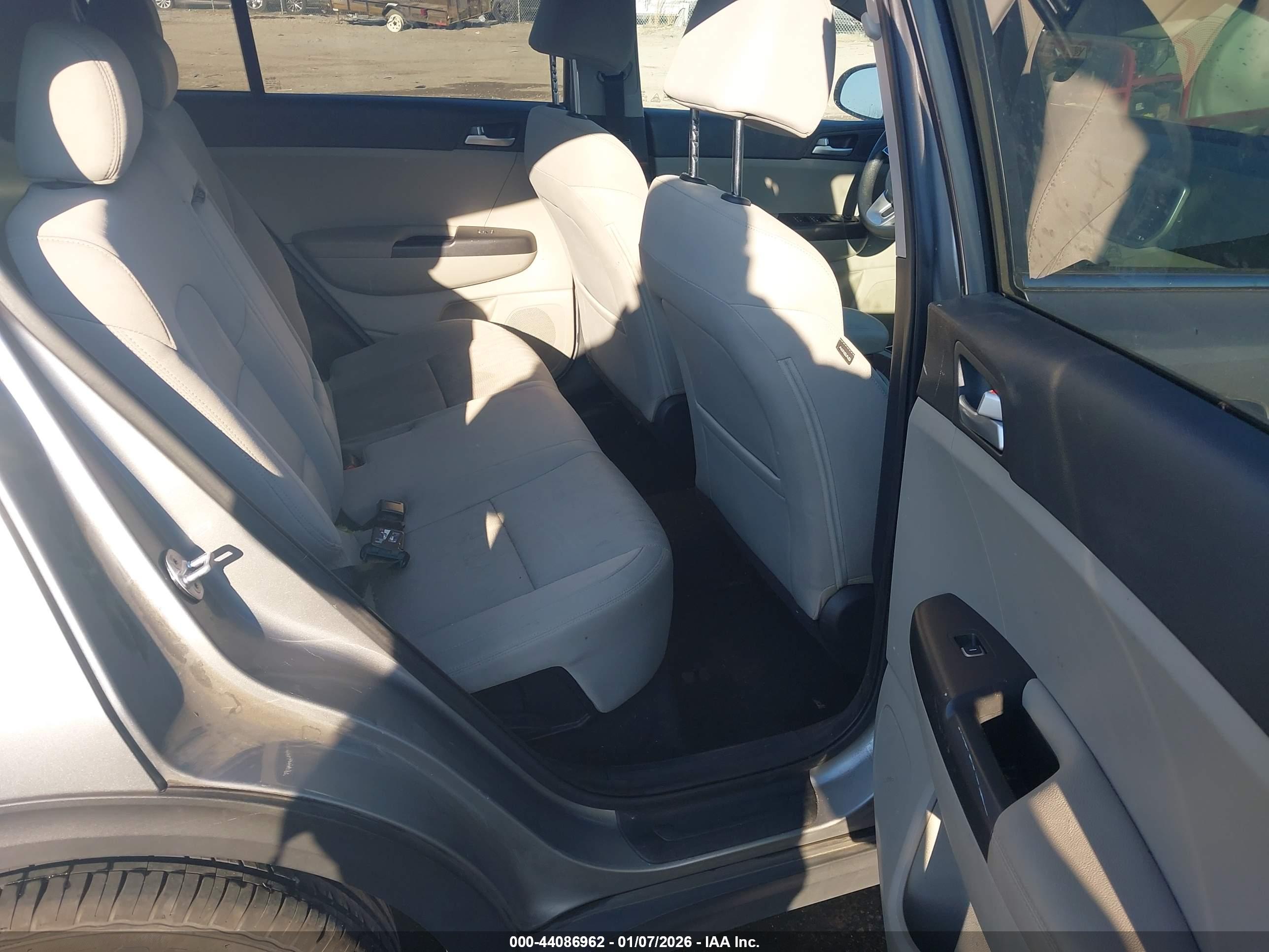 KIA SPORTAGE image 8