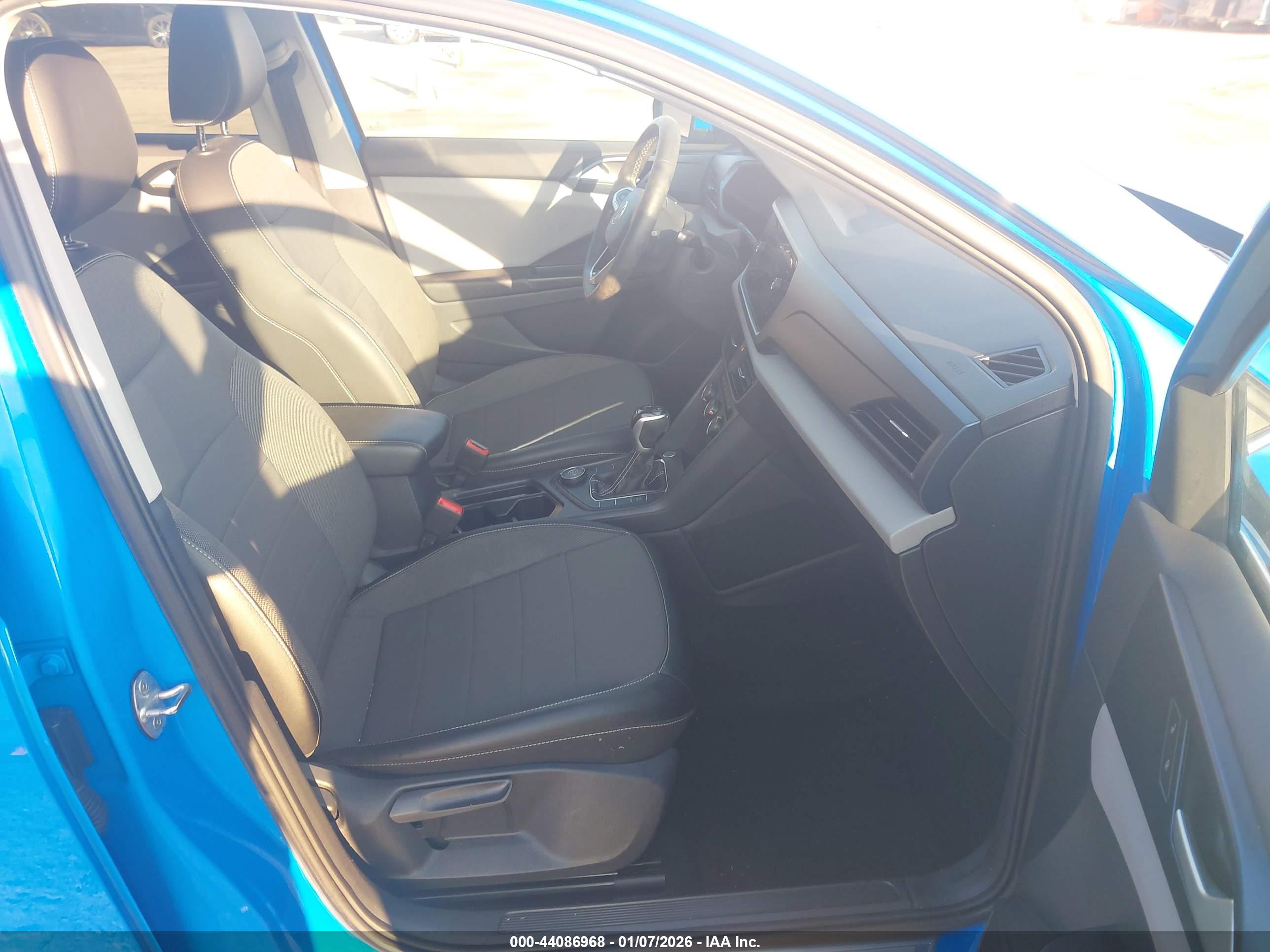 VOLKSWAGEN TAOS image 5
