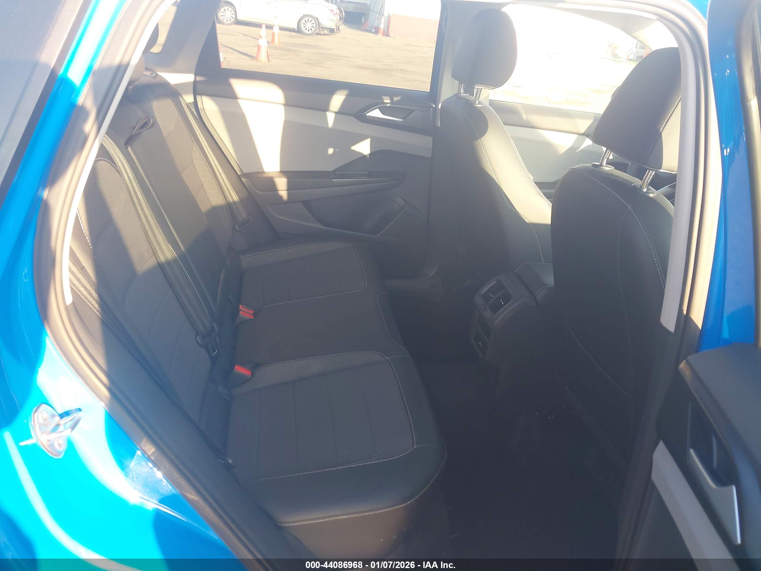 VOLKSWAGEN TAOS image 8