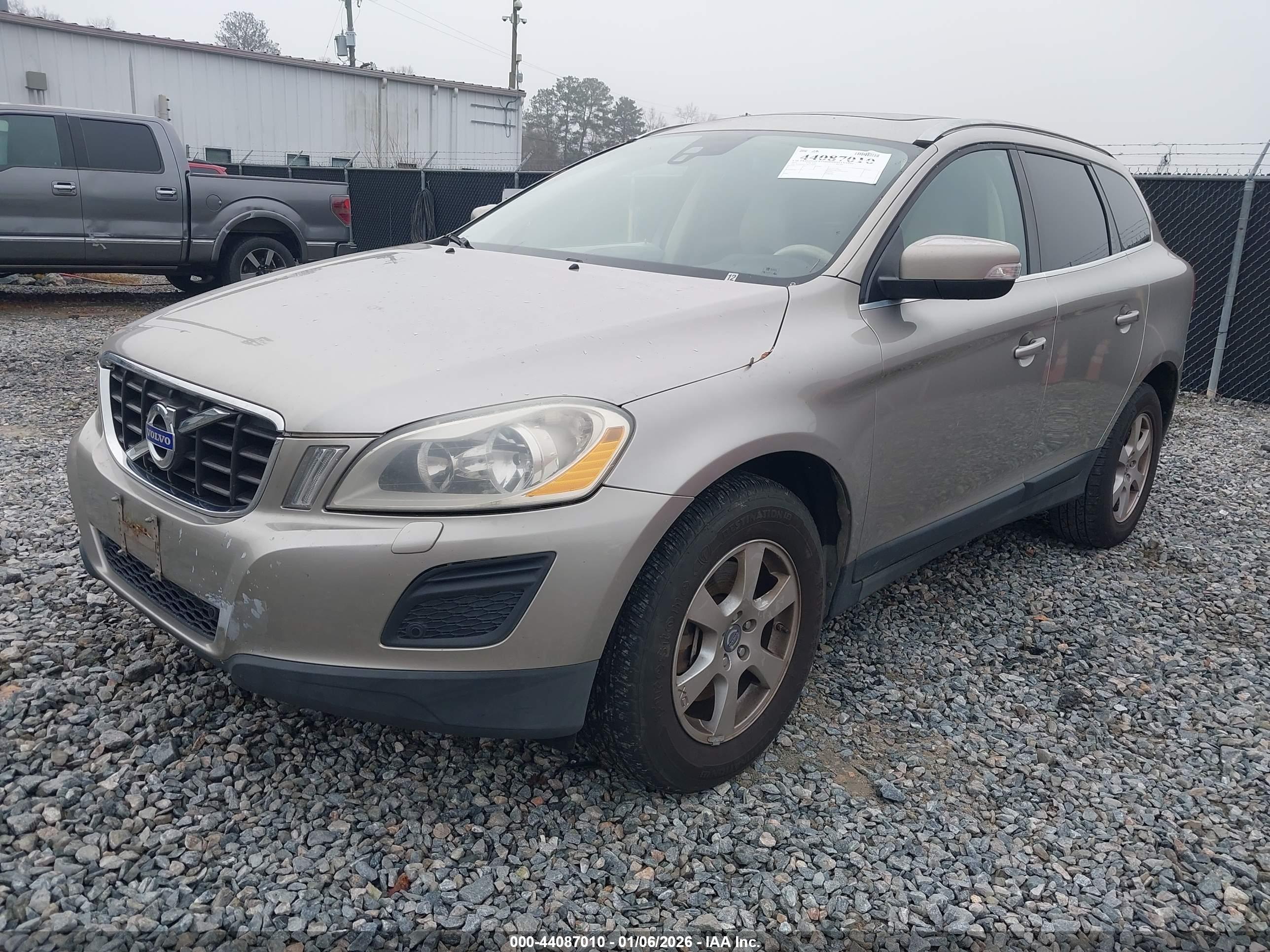 VOLVO XC60 image 2