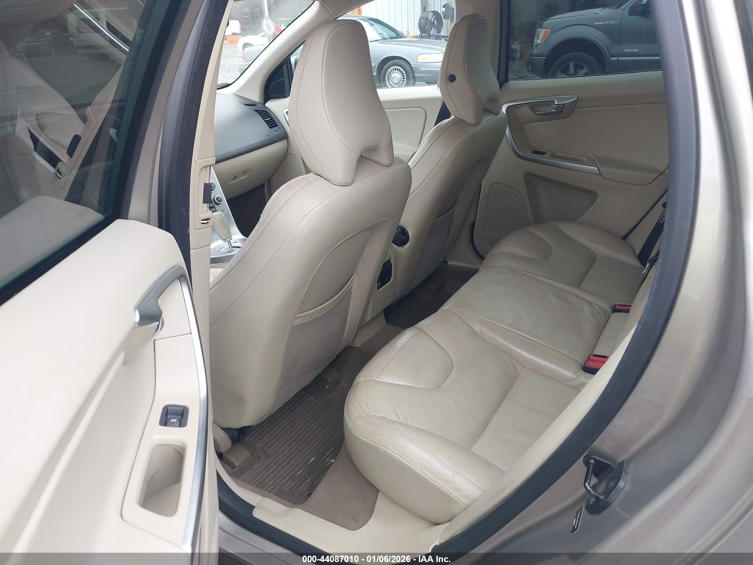 VOLVO XC60 image 8