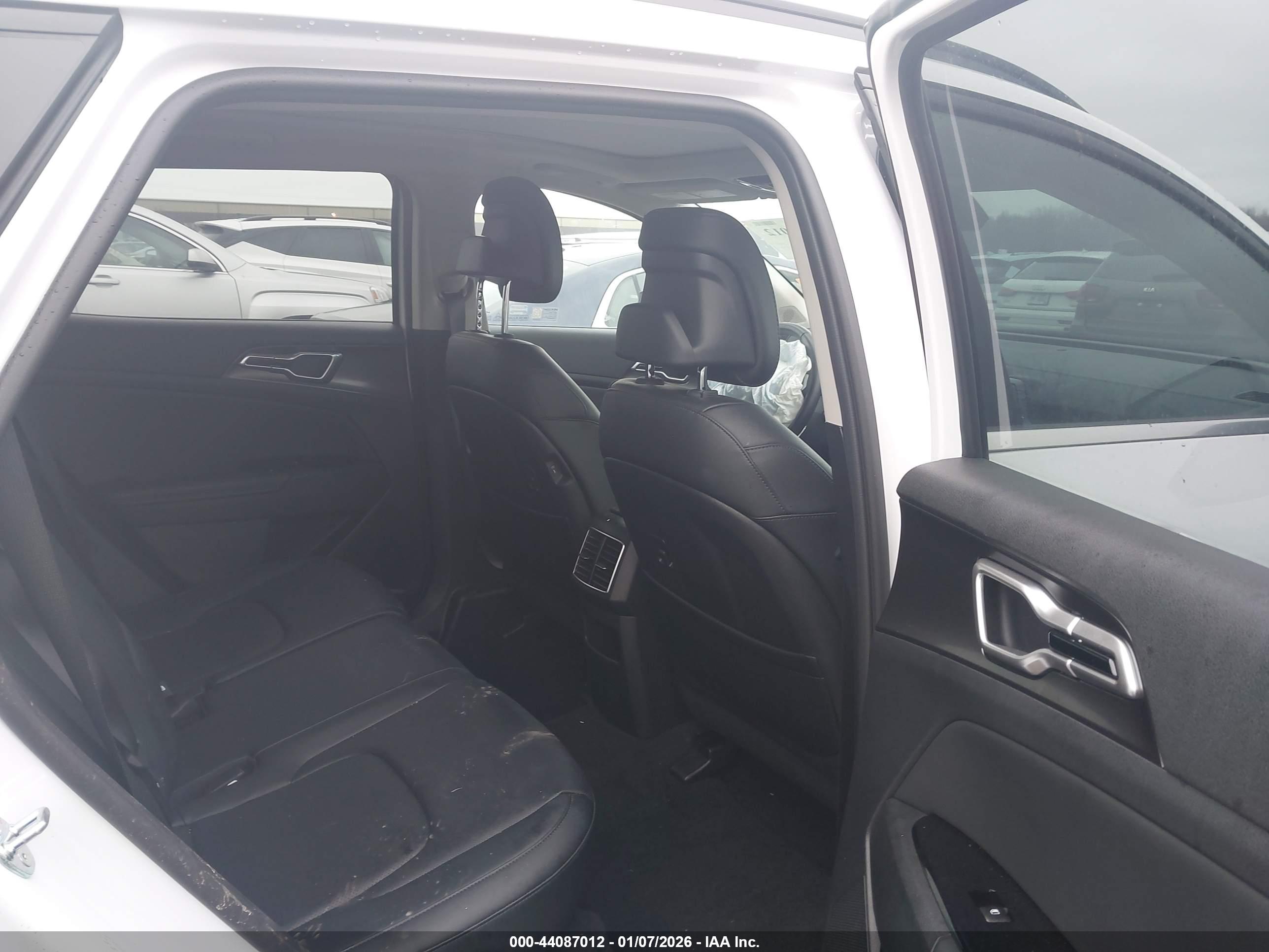 KIA SPORTAGE image 8