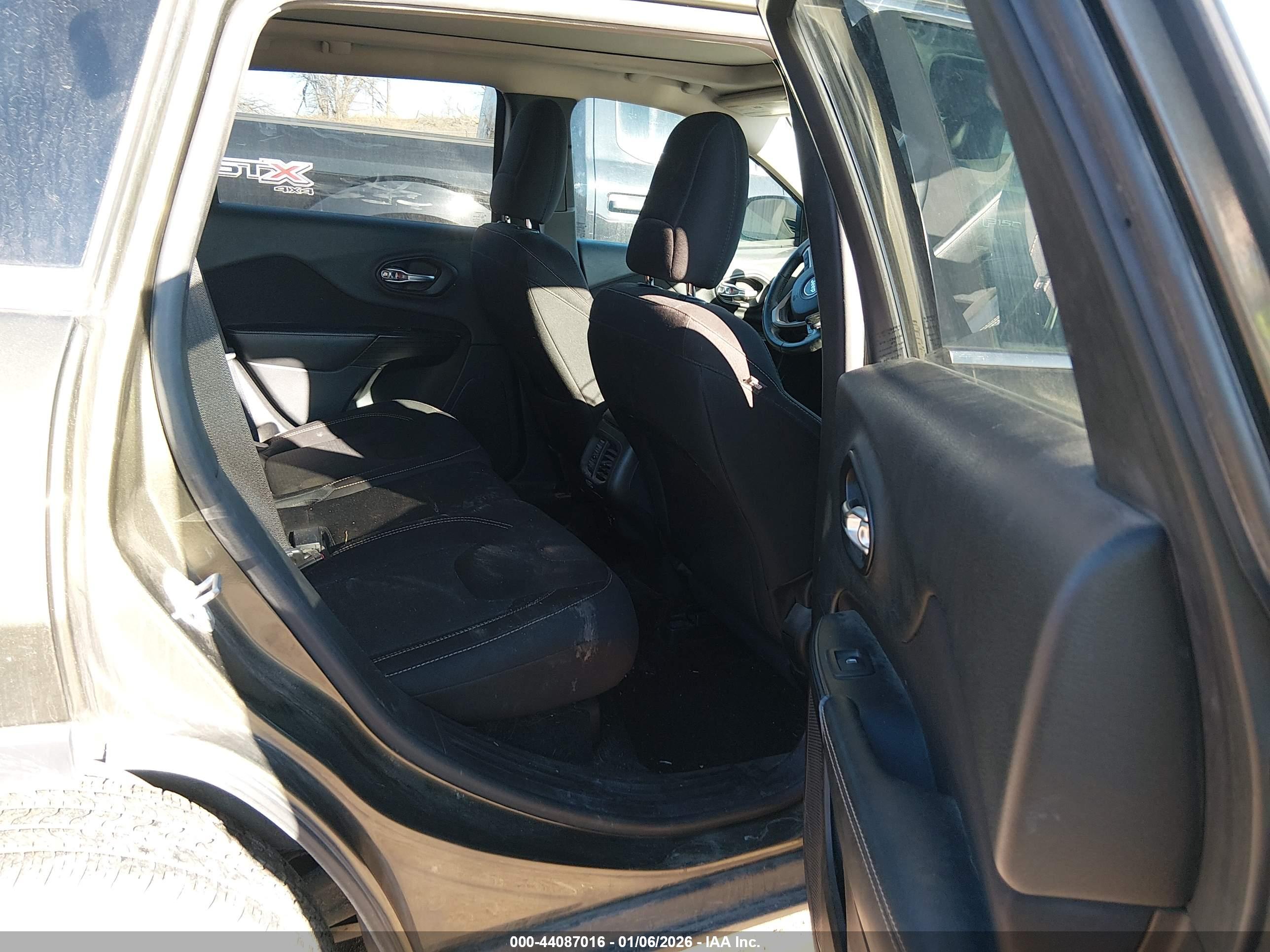 JEEP CHEROKEE image 8