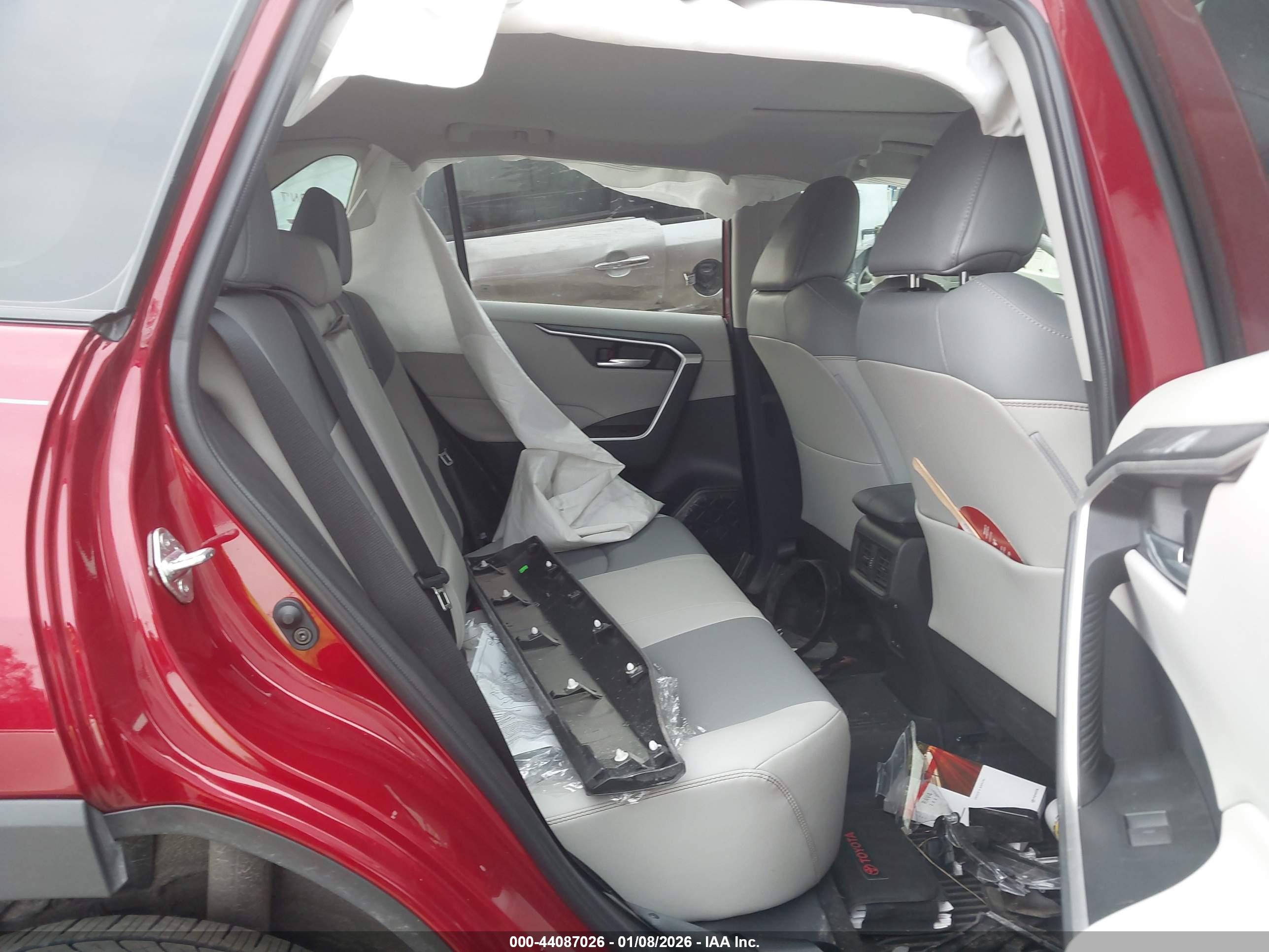 TOYOTA RAV4 image 8