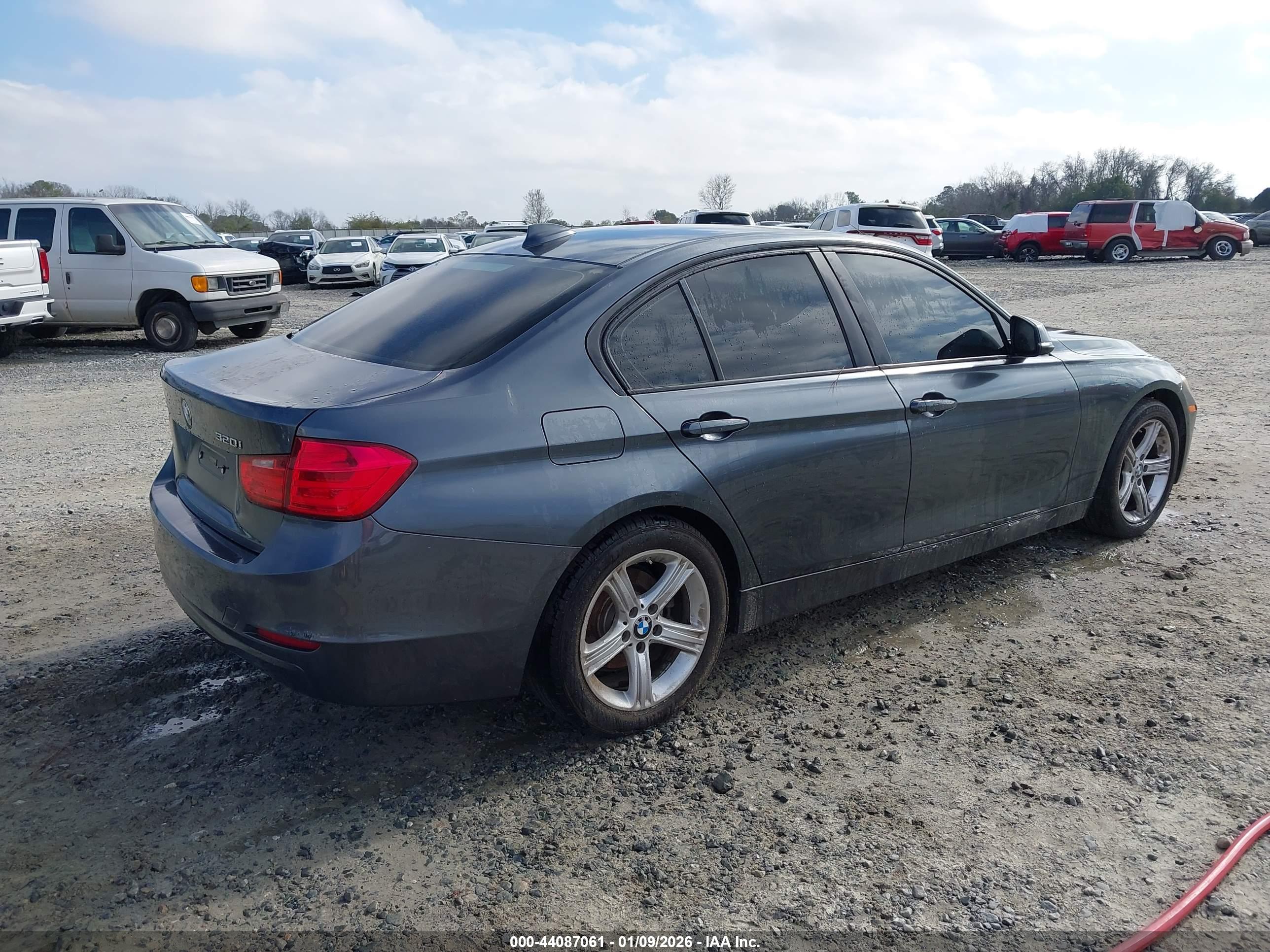 BMW 320I image 4