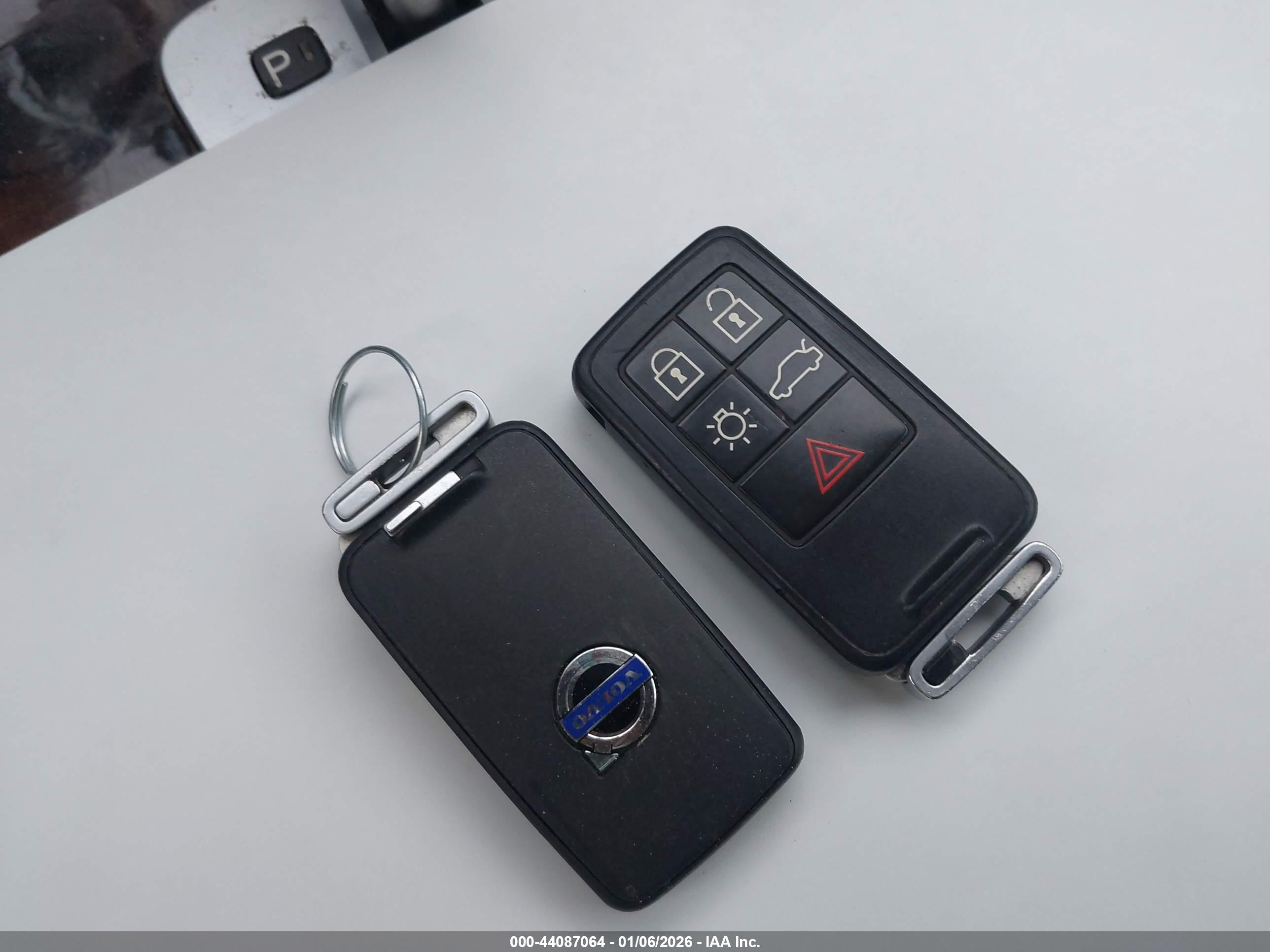 VOLVO XC70 image 11