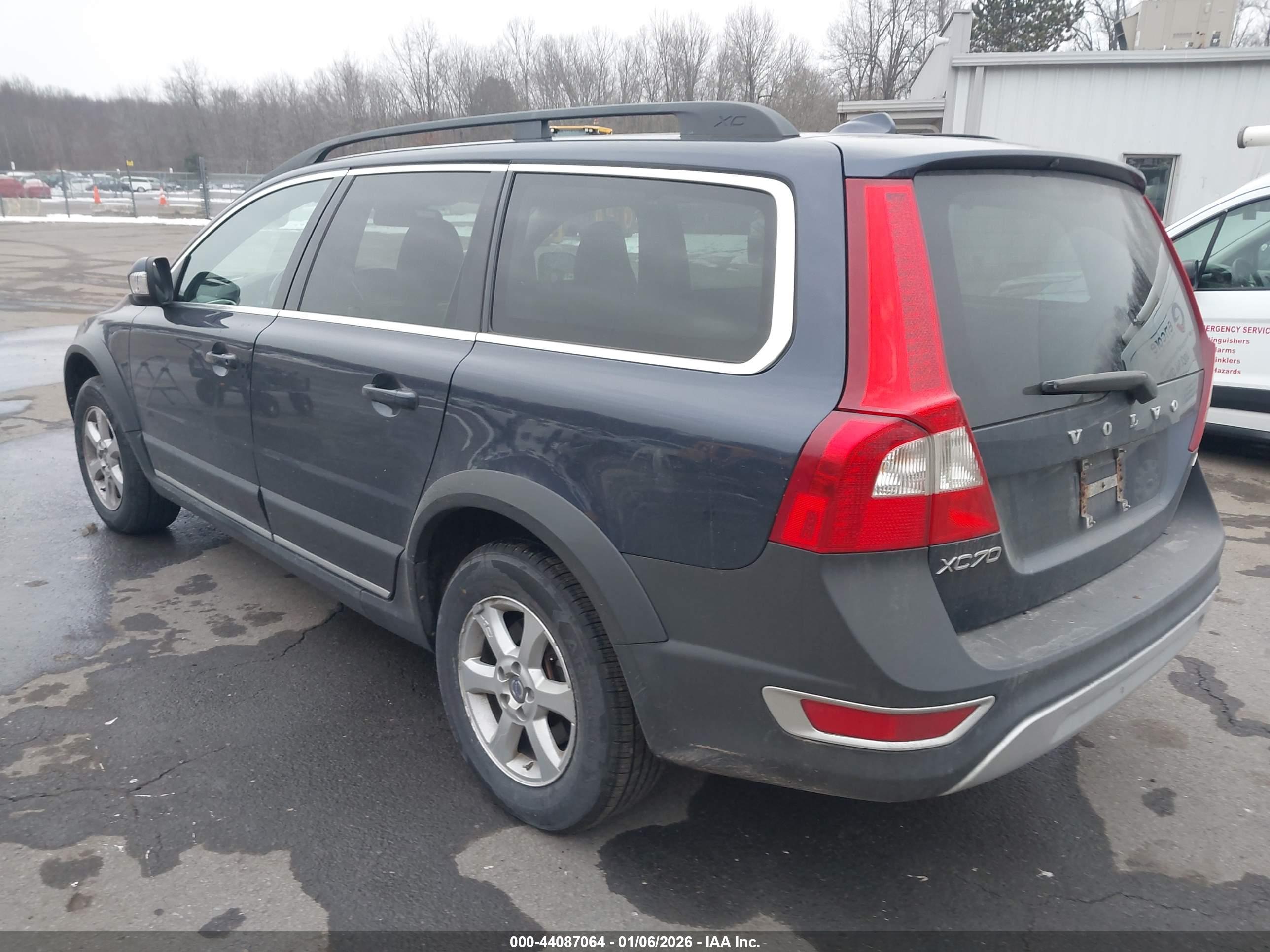 VOLVO XC70 image 3