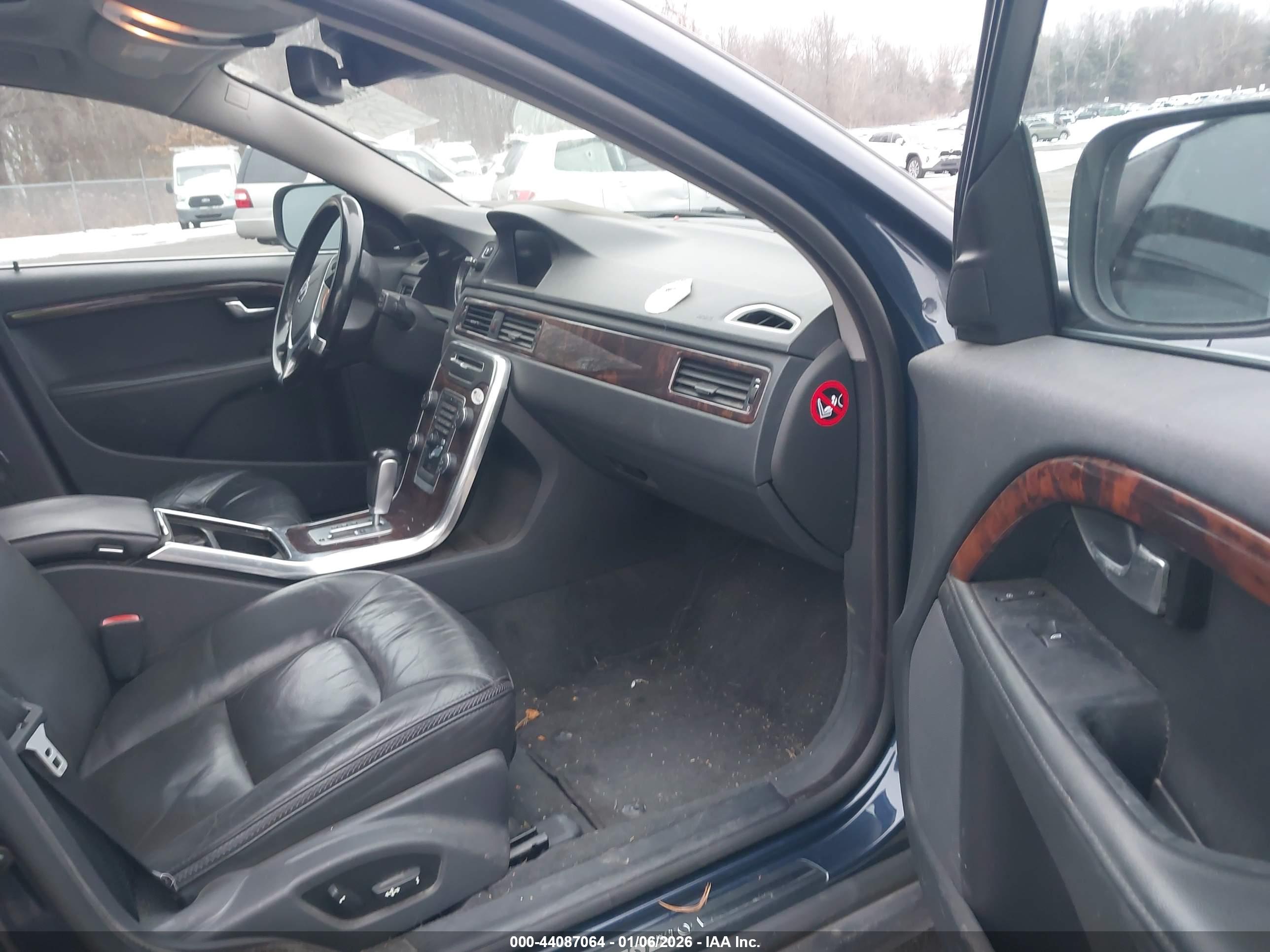 VOLVO XC70 image 5