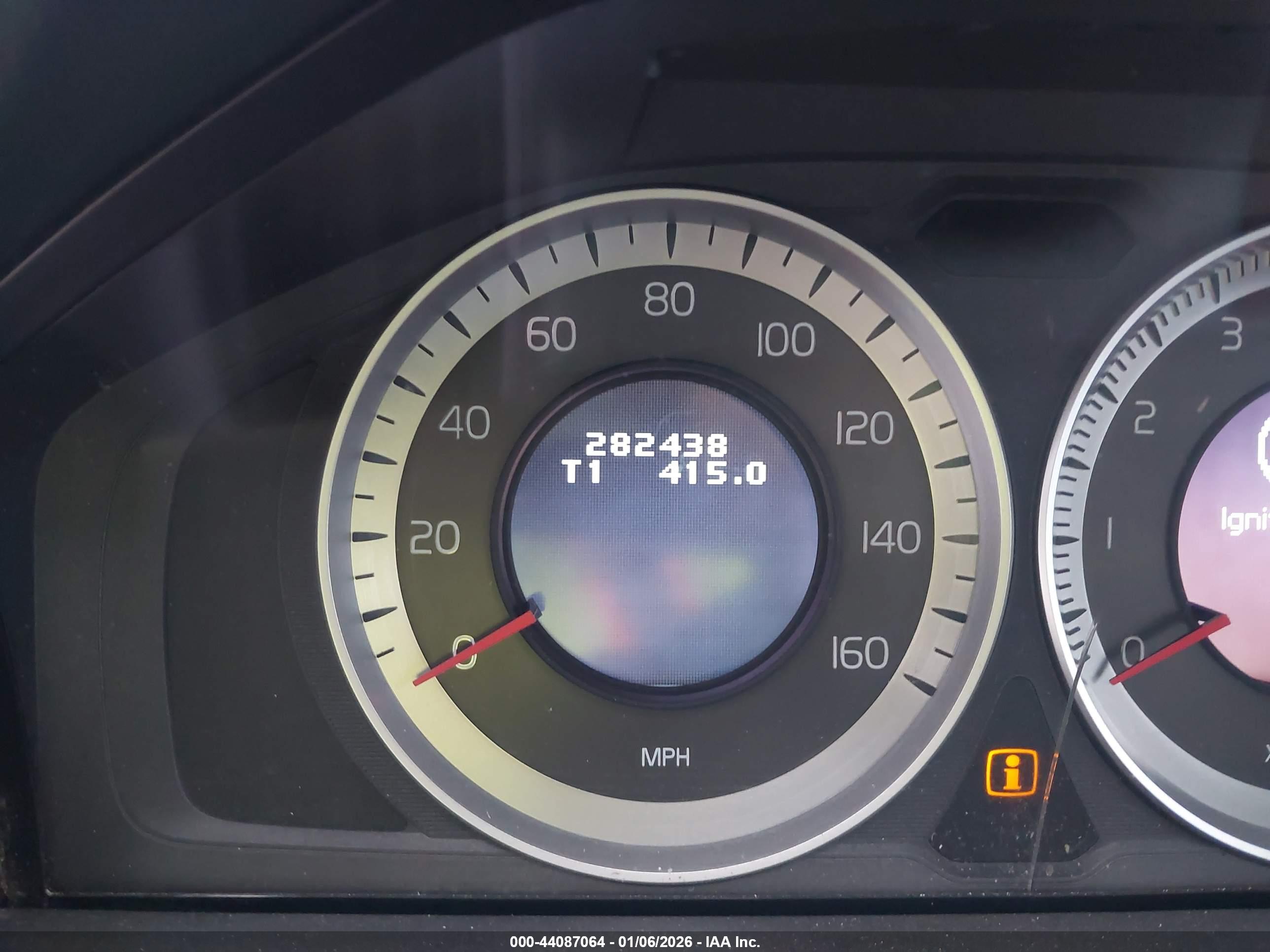 VOLVO XC70 image 7