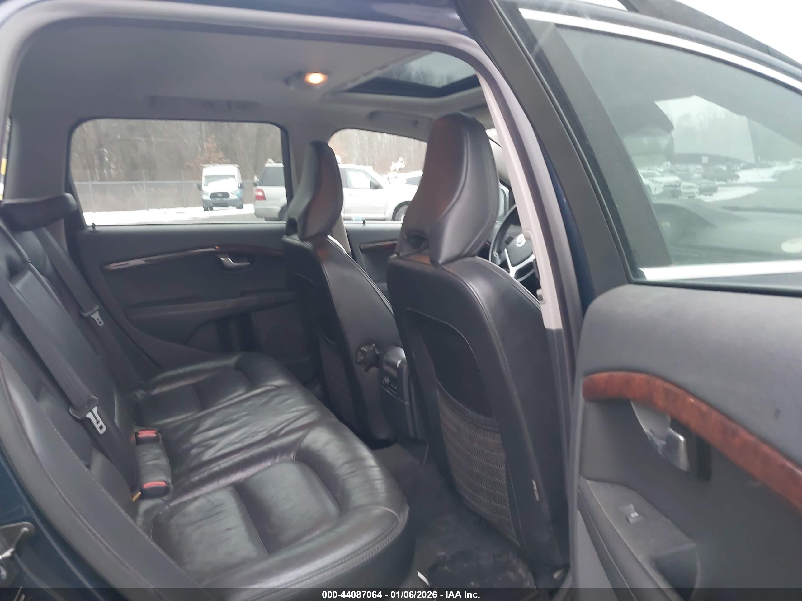 VOLVO XC70 image 8