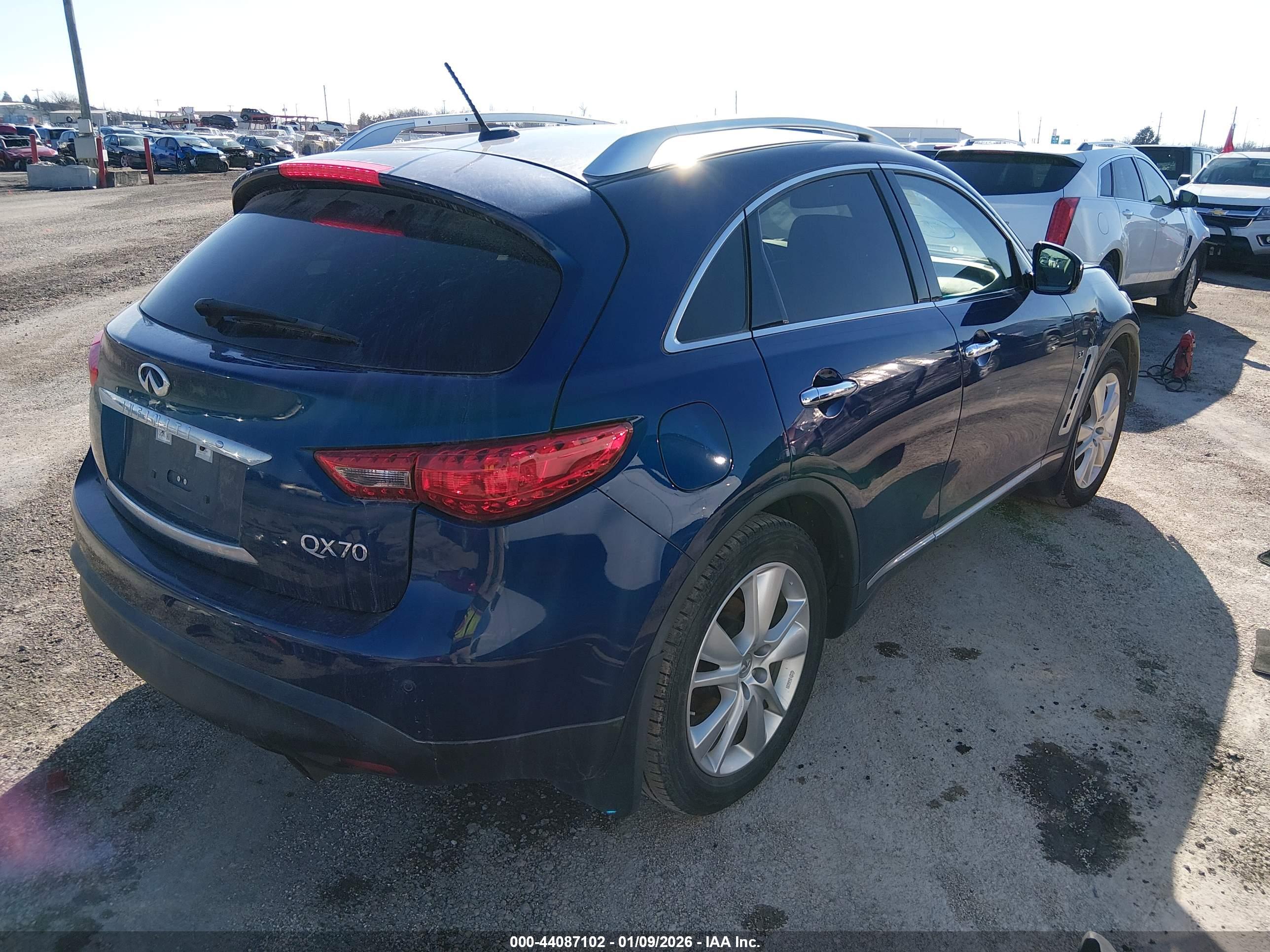 INFINITI QX70 image 4