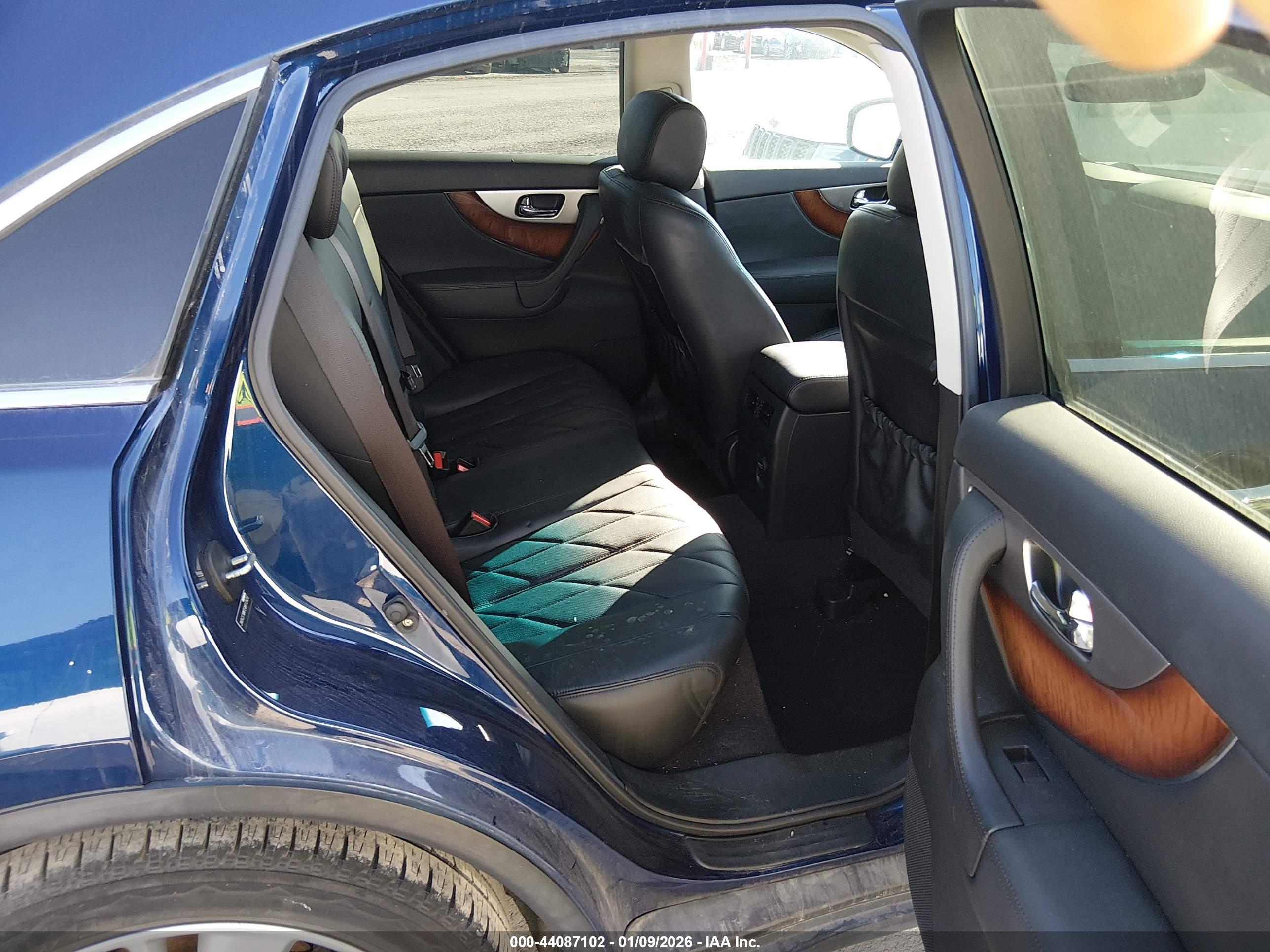 INFINITI QX70 image 8