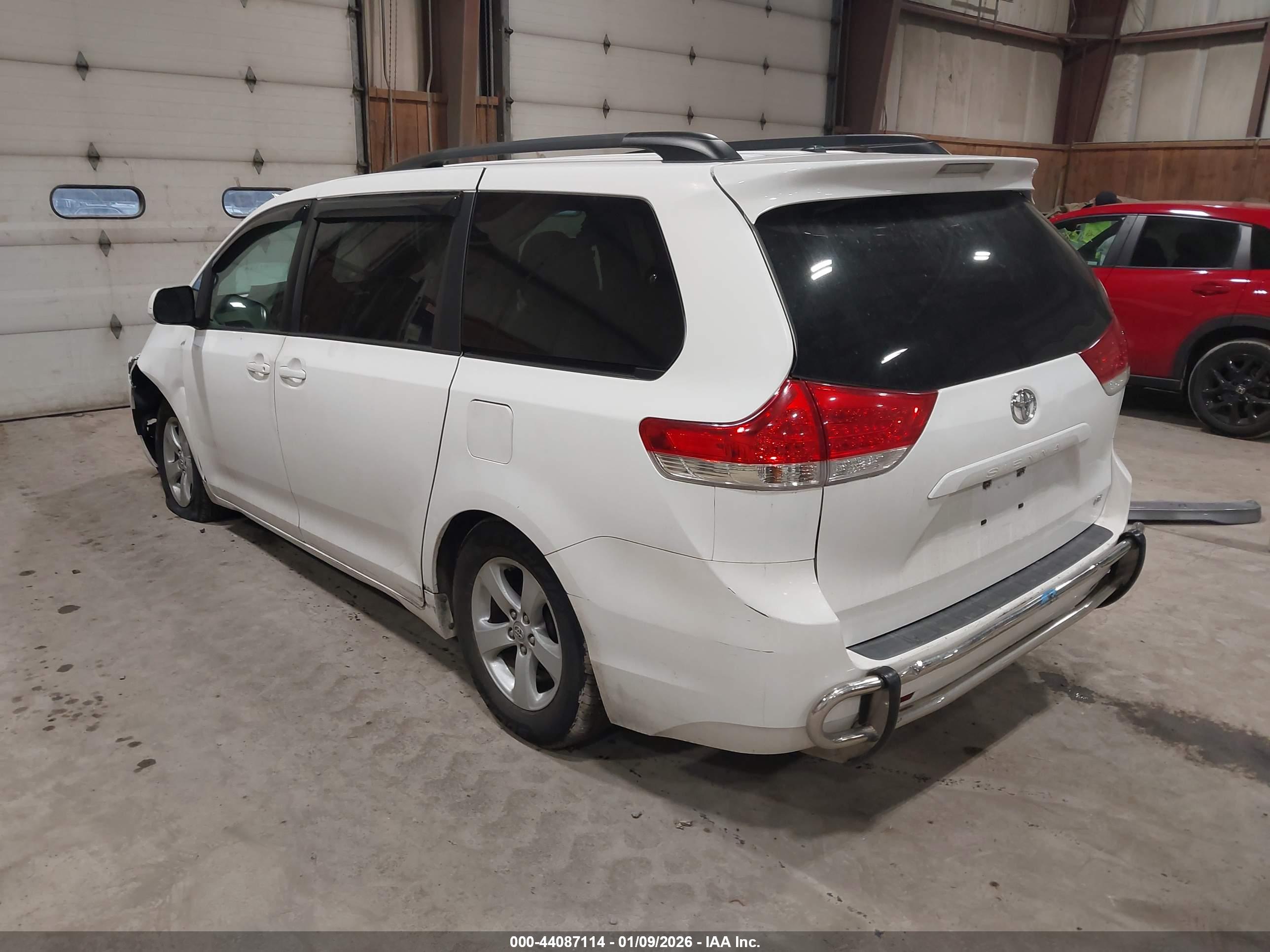 TOYOTA SIENNA image 3