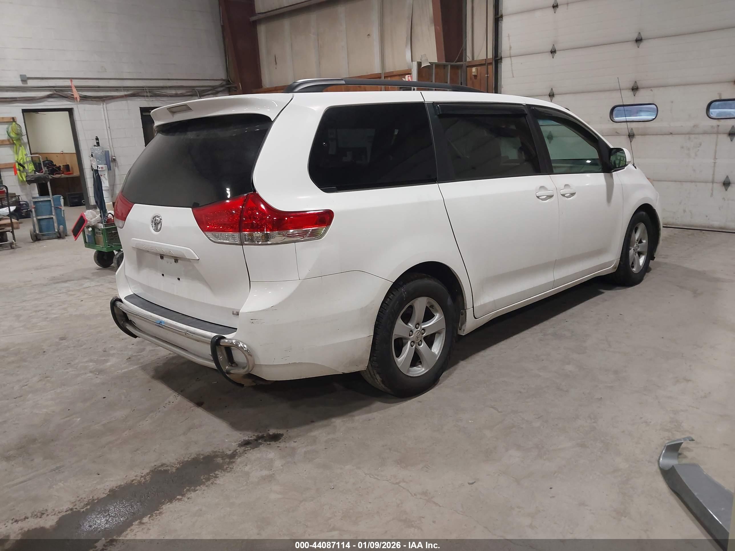 TOYOTA SIENNA image 4