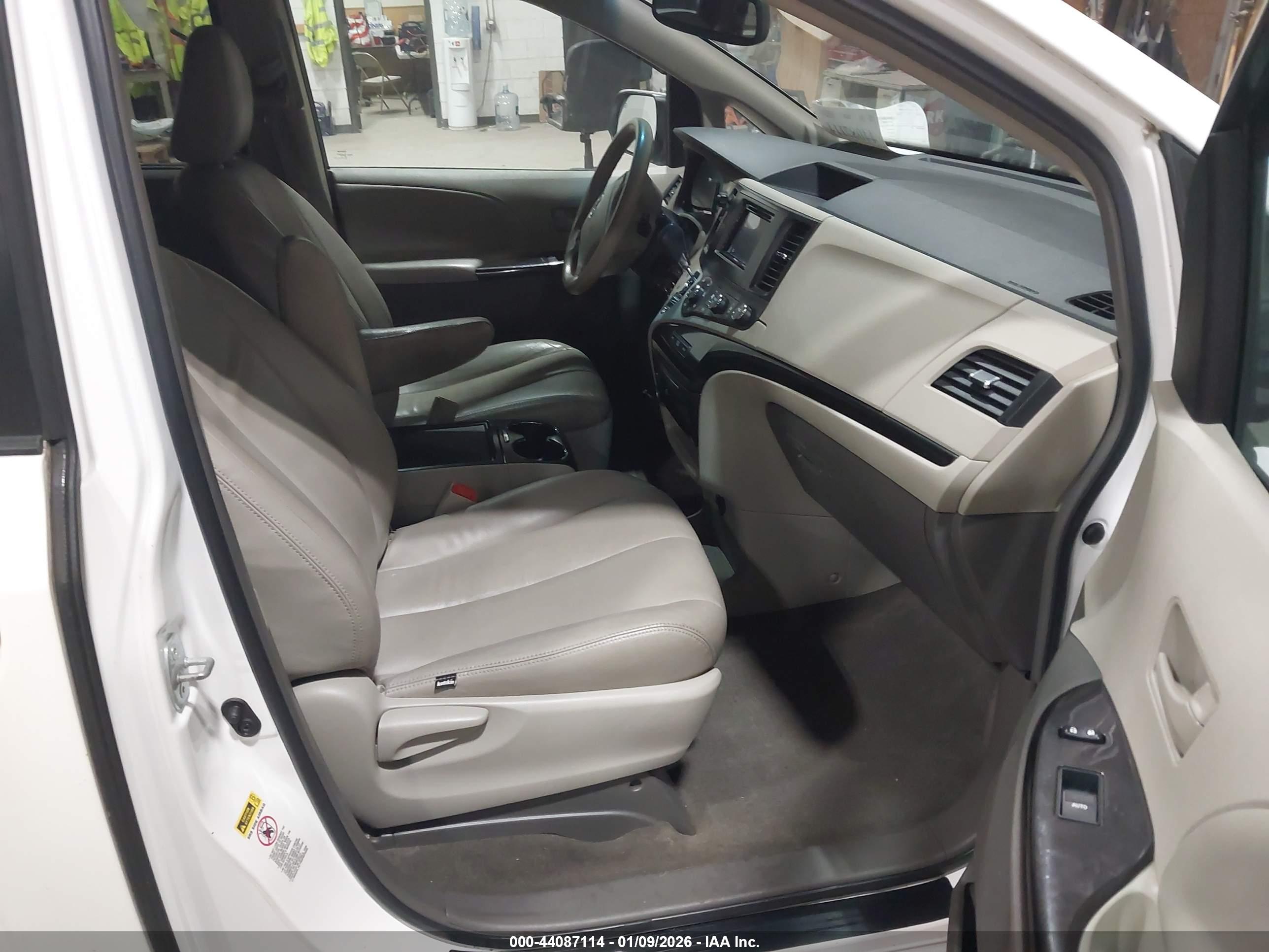 TOYOTA SIENNA image 5