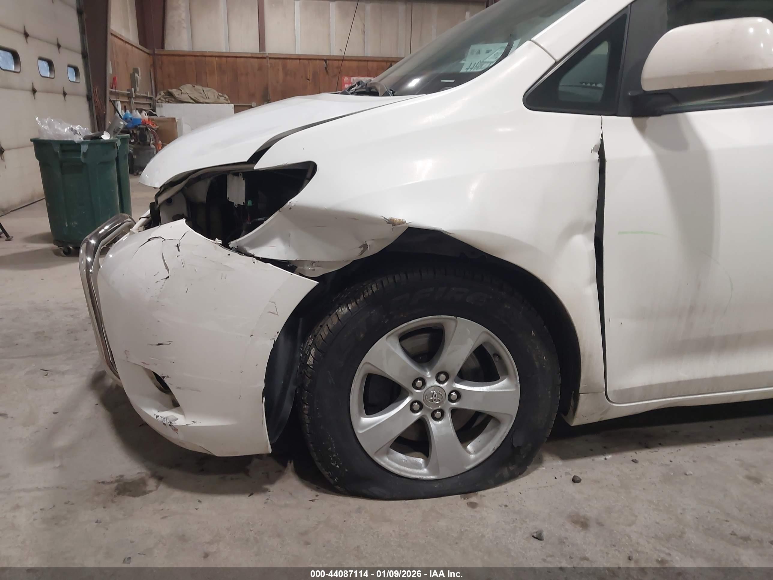 TOYOTA SIENNA image 6