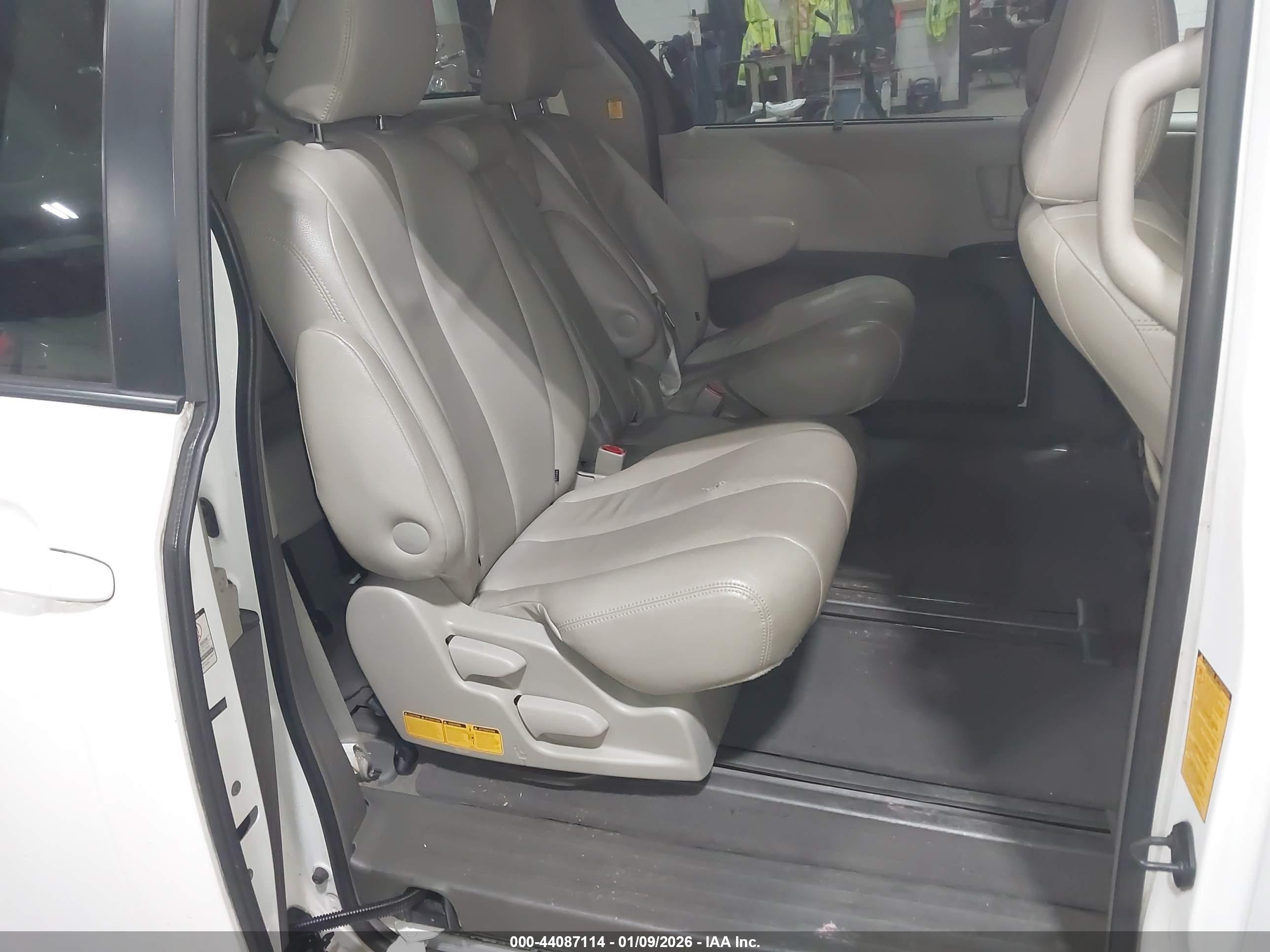 TOYOTA SIENNA image 8
