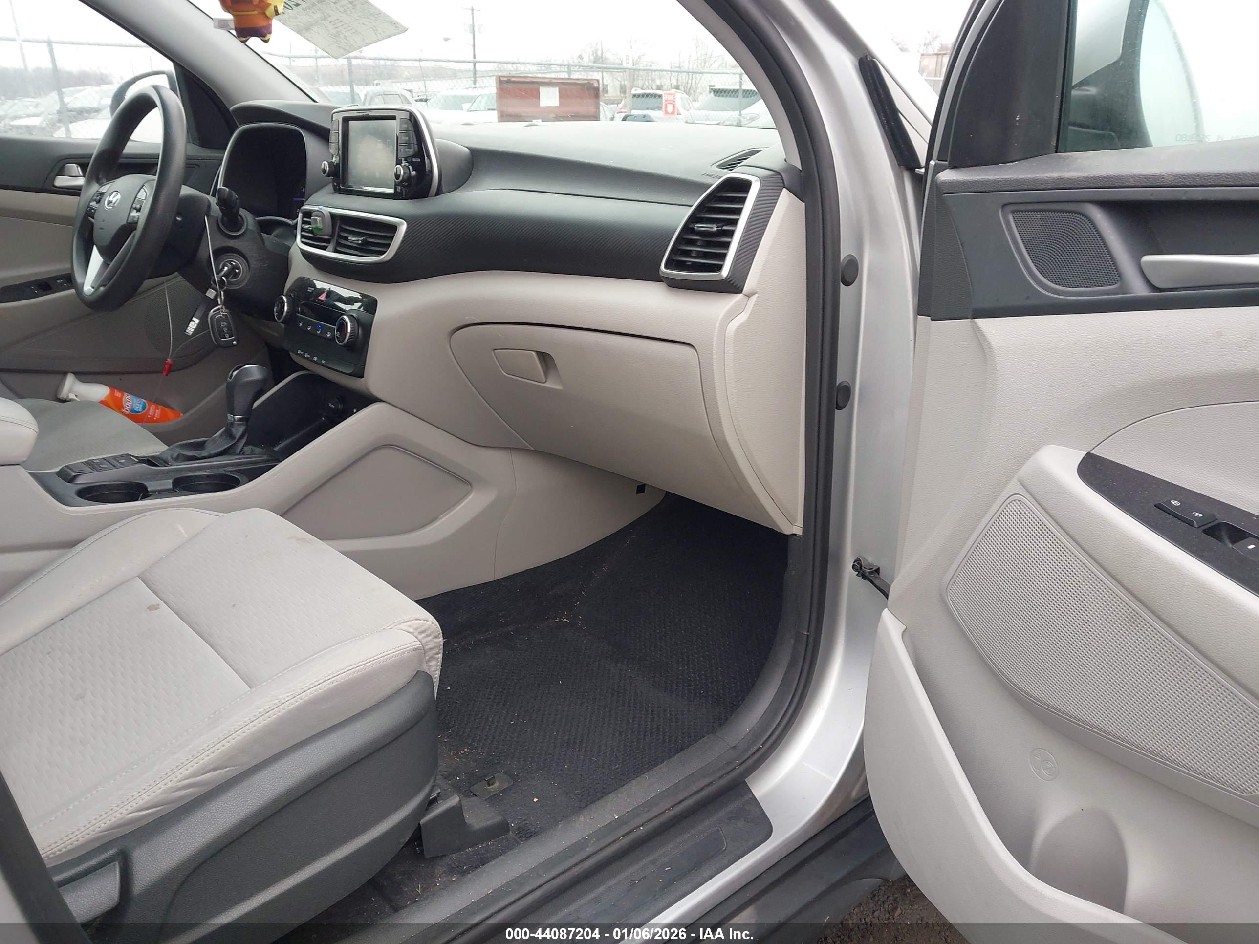 HYUNDAI TUCSON image 5