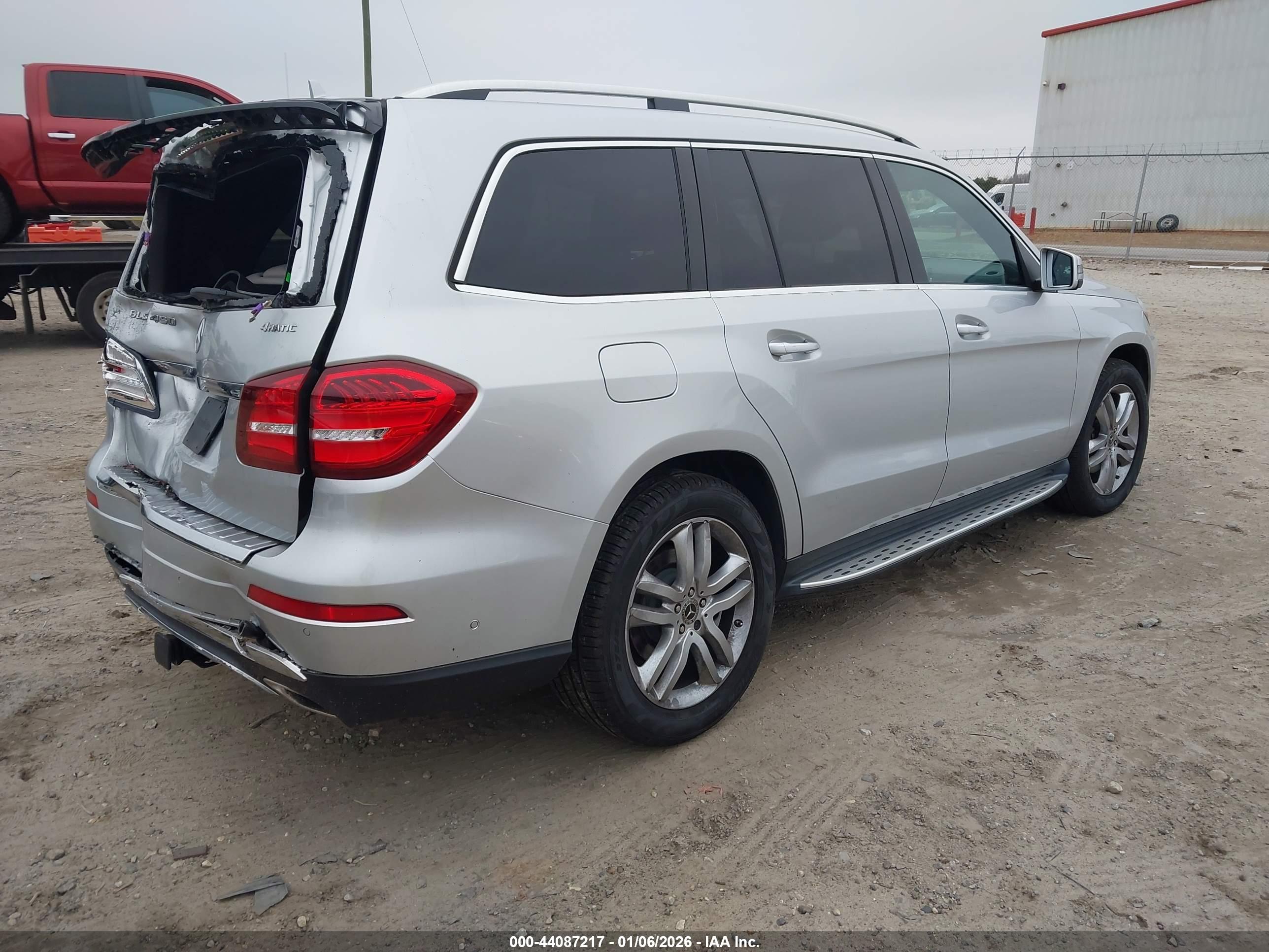 MERCEDES-BENZ GLS image 4