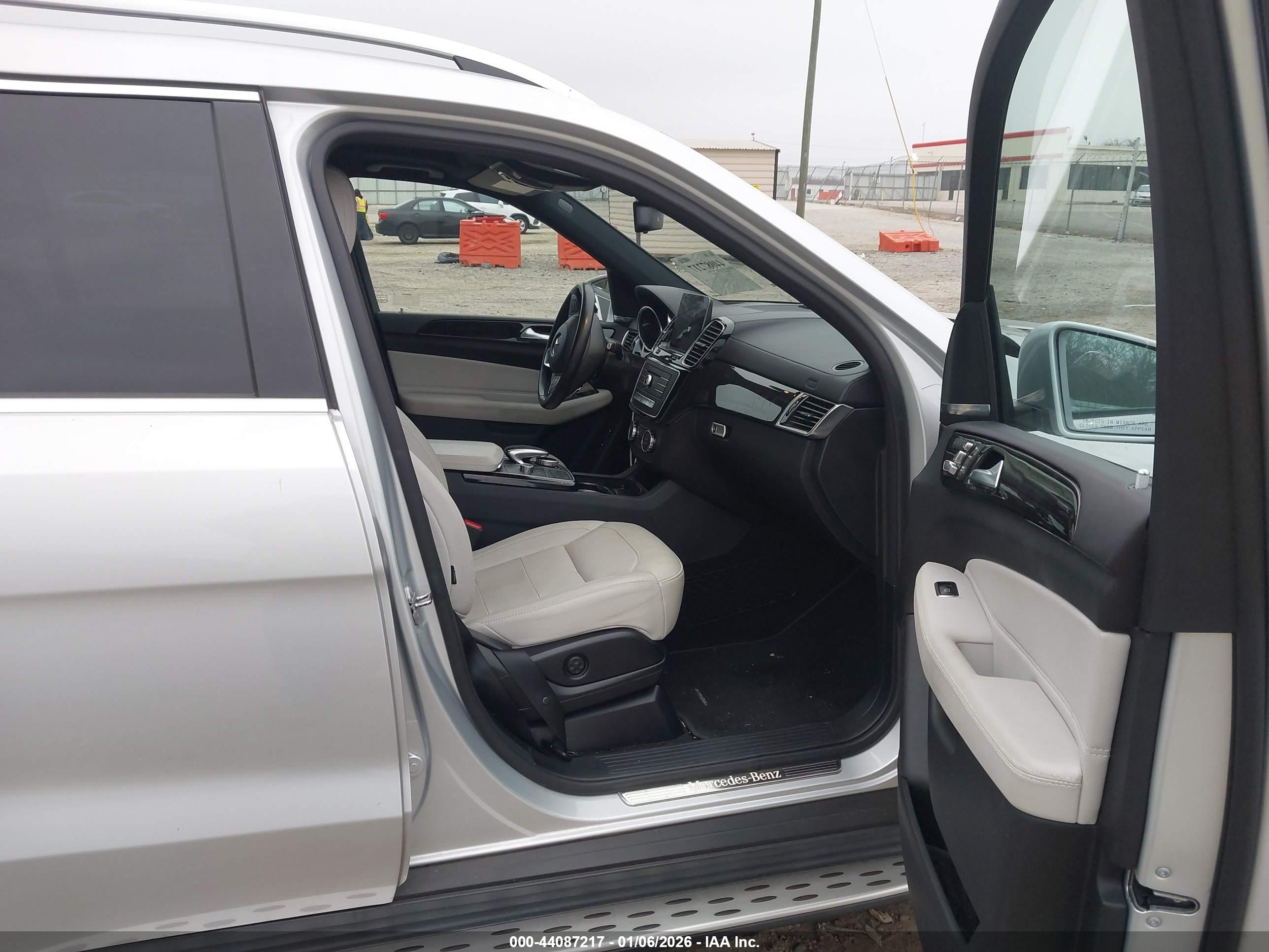MERCEDES-BENZ GLS image 5