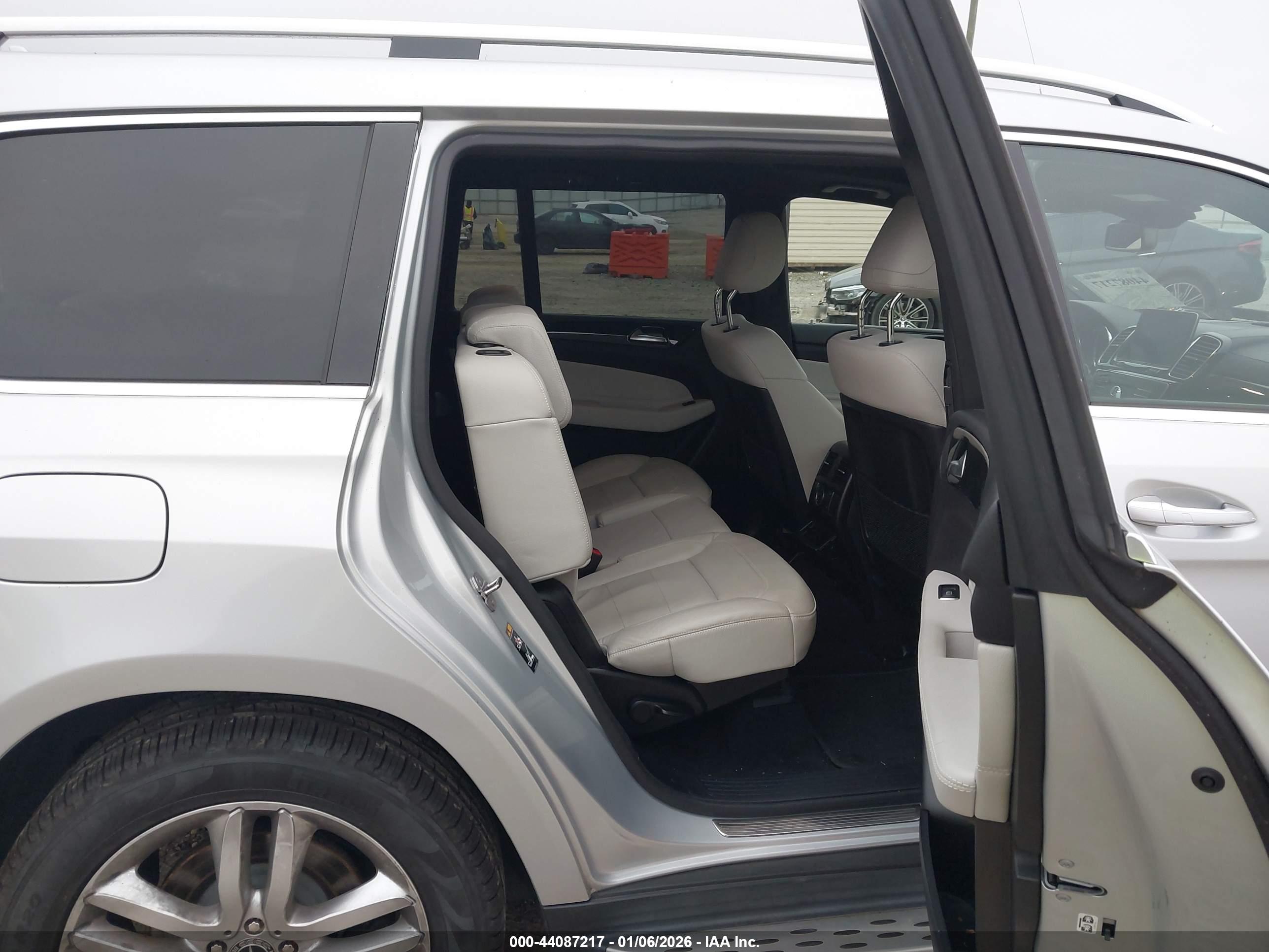 MERCEDES-BENZ GLS image 8