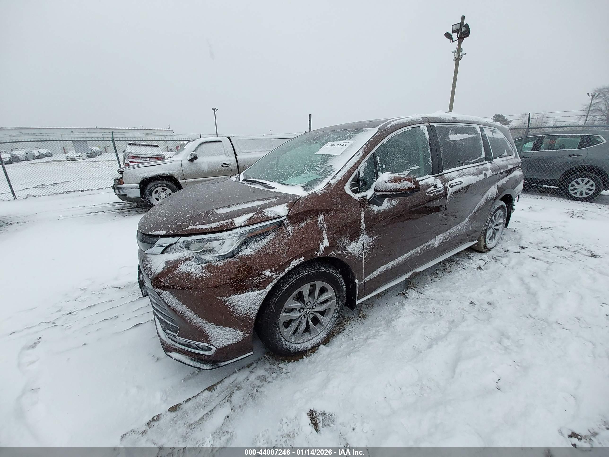 TOYOTA SIENNA image 2