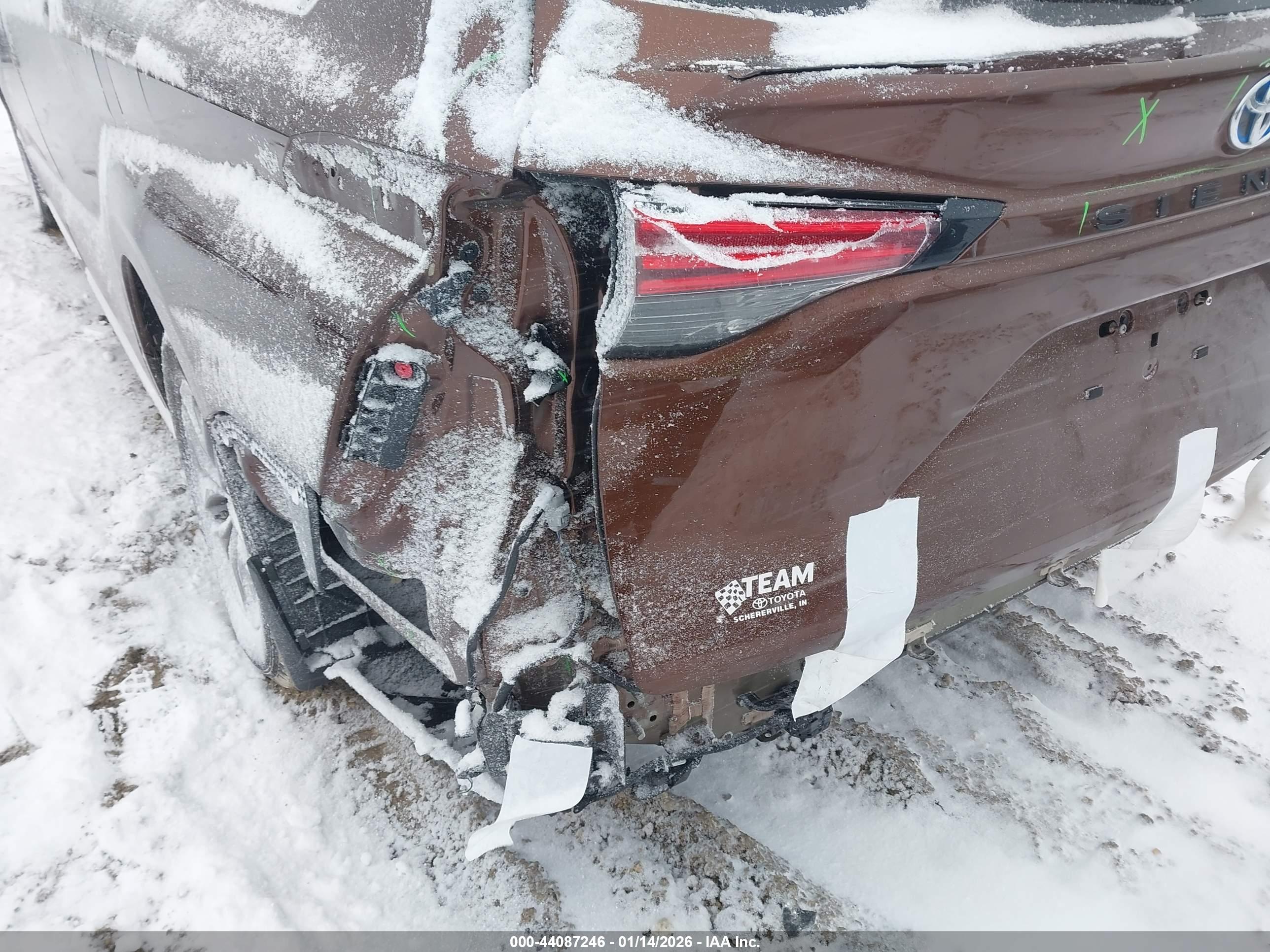 TOYOTA SIENNA image 6