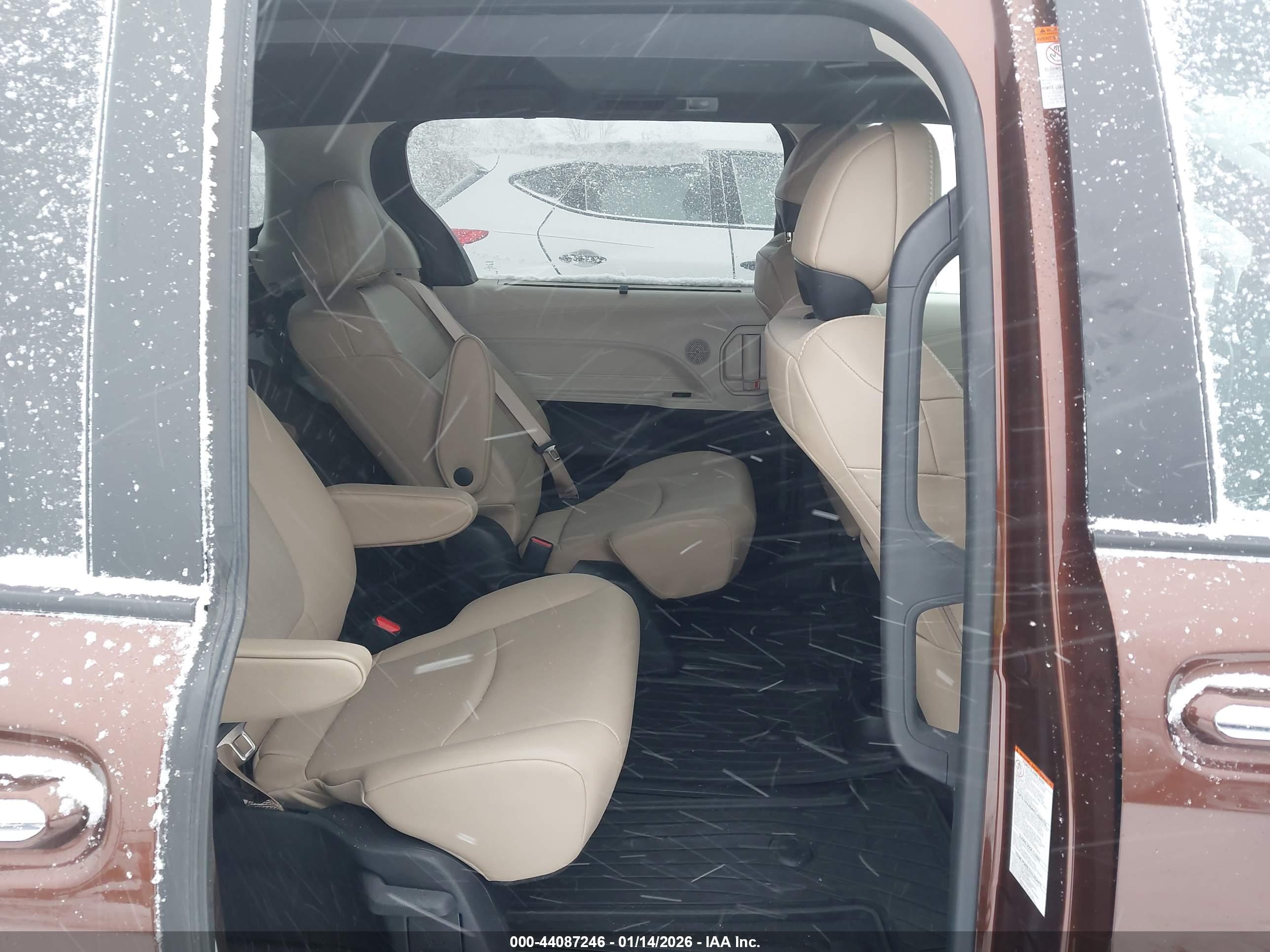 TOYOTA SIENNA image 8