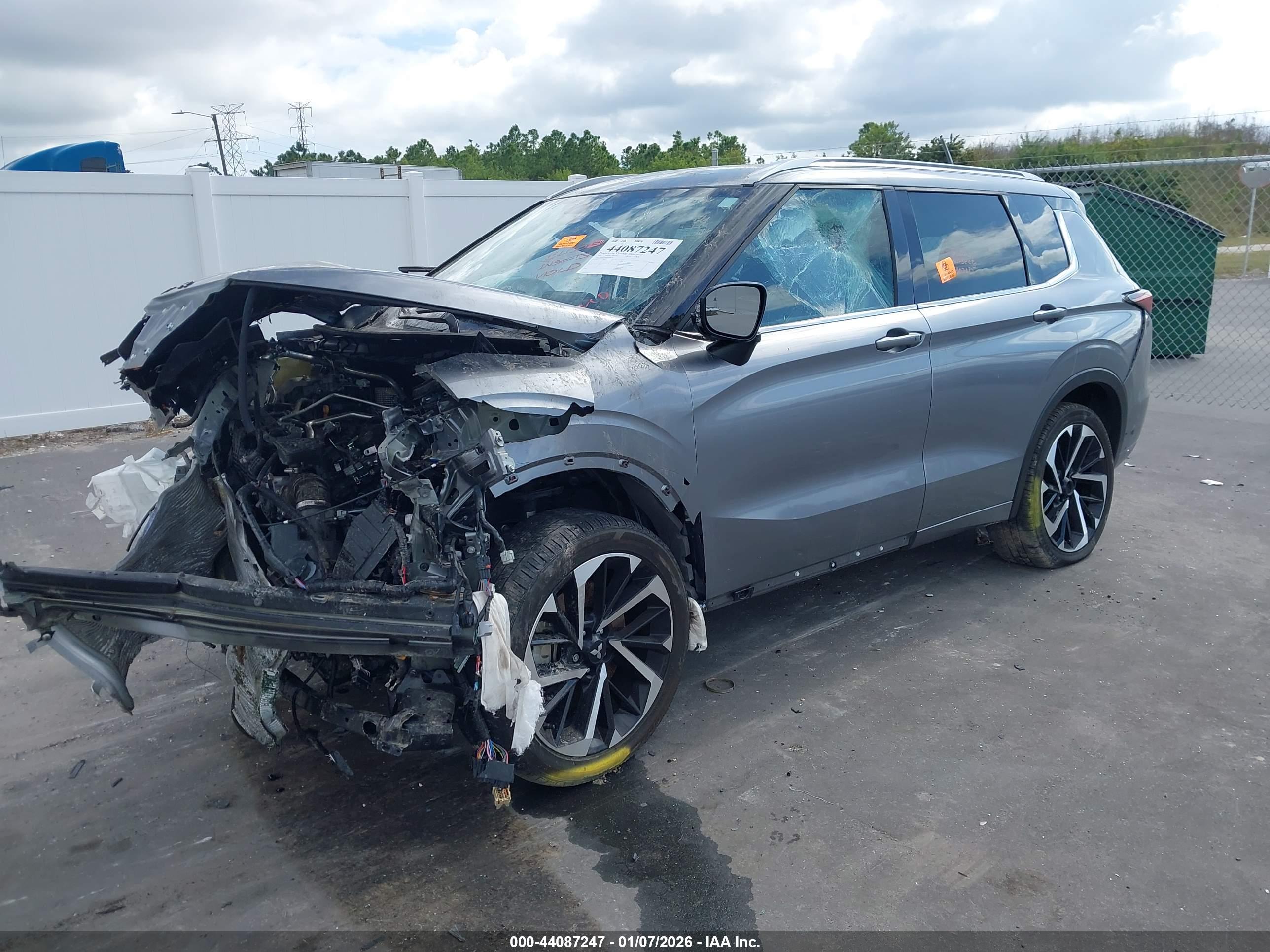 MITSUBISHI OUTLANDER image 2