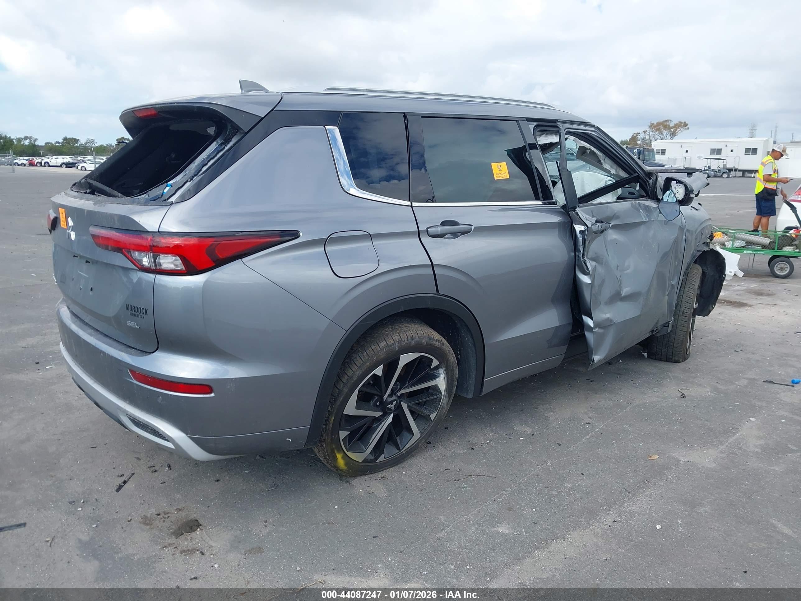 MITSUBISHI OUTLANDER image 4
