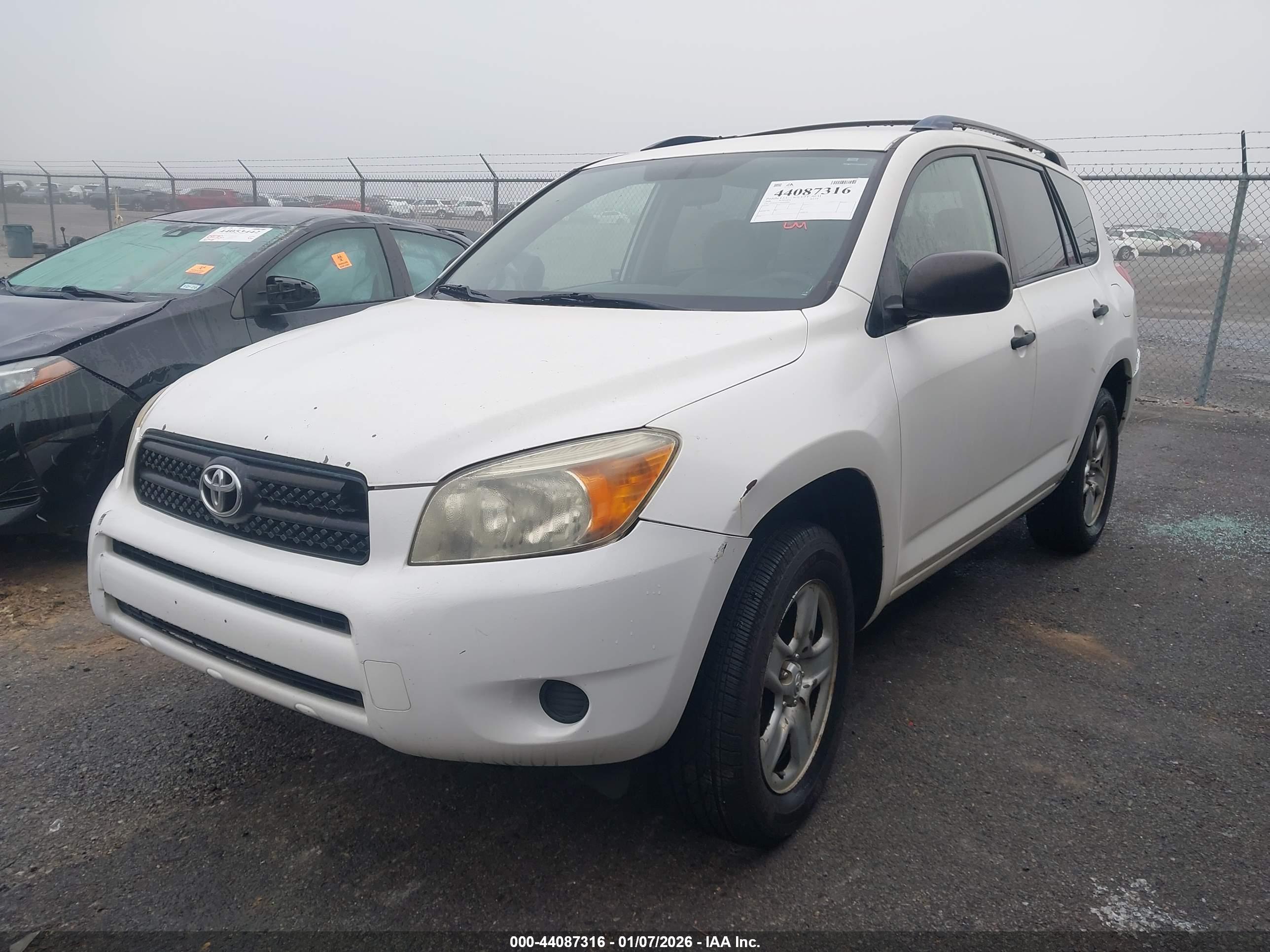 TOYOTA RAV4 image 2