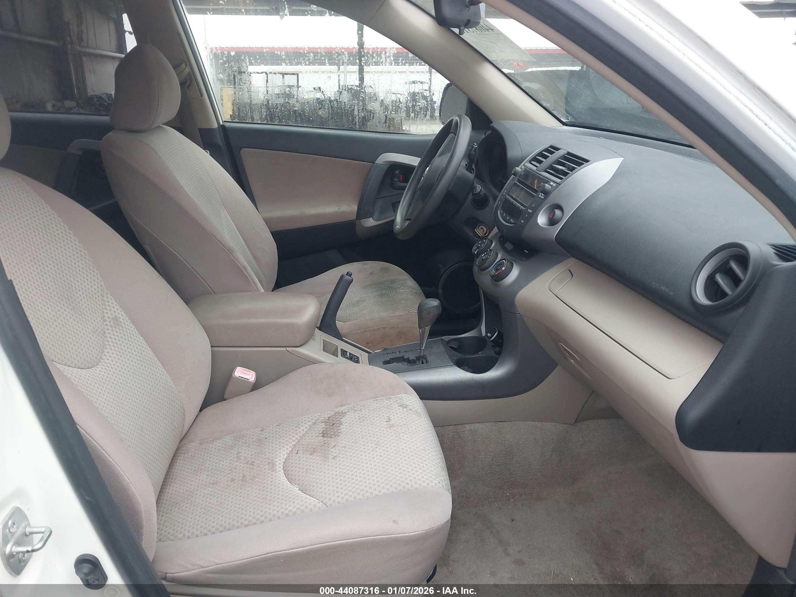 TOYOTA RAV4 image 5