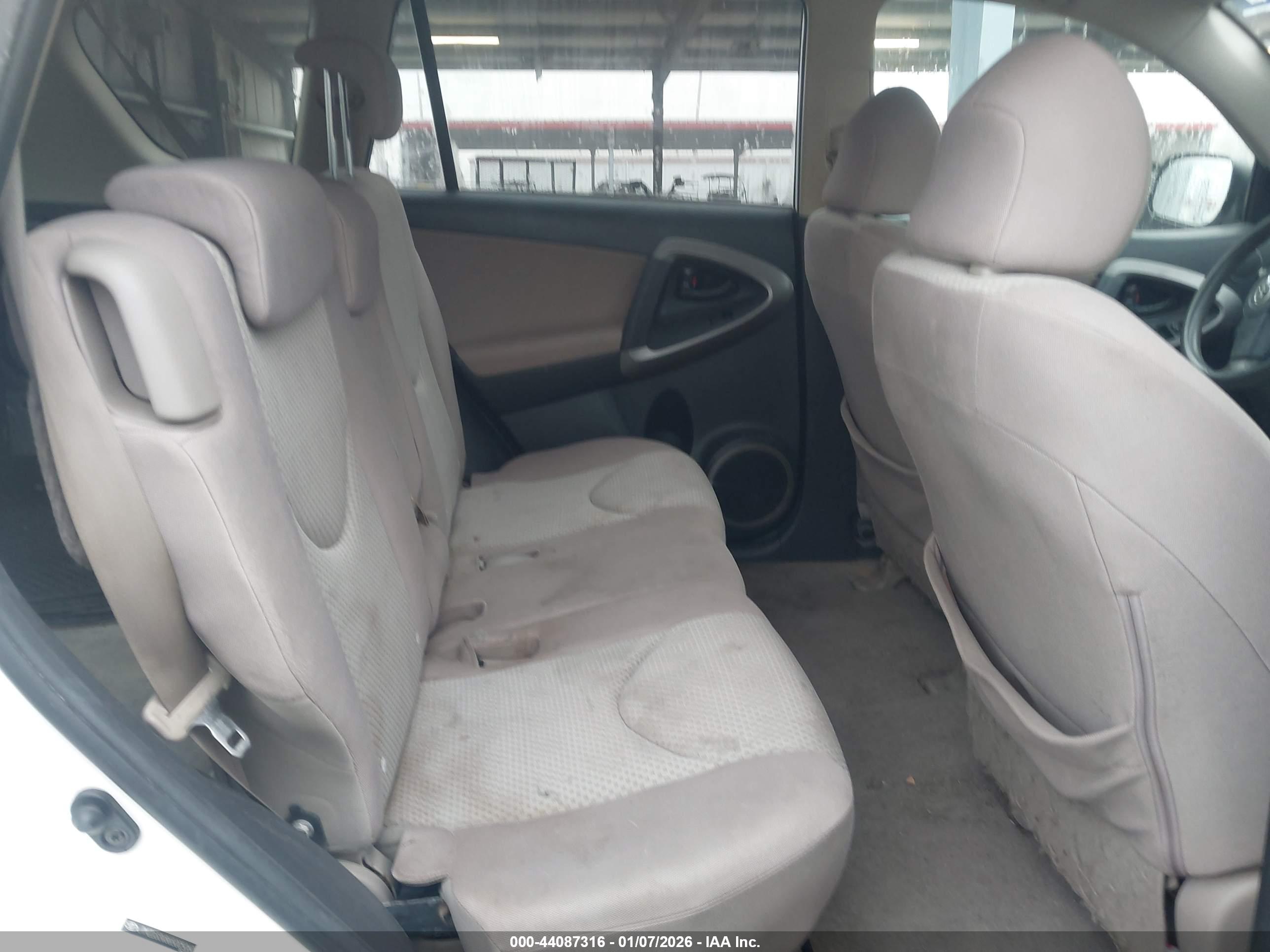 TOYOTA RAV4 image 8