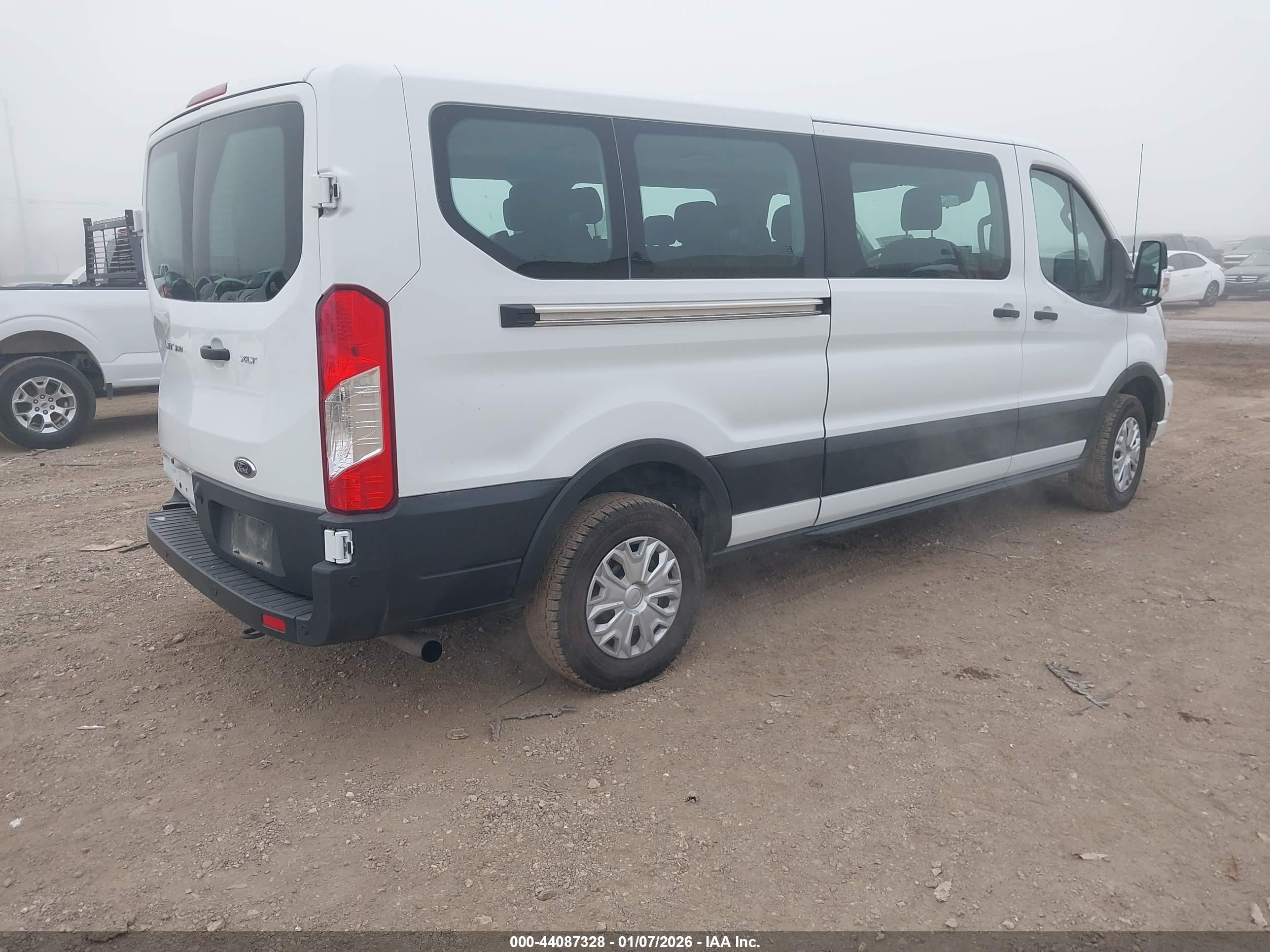 FORD TRANSIT-350 image 4