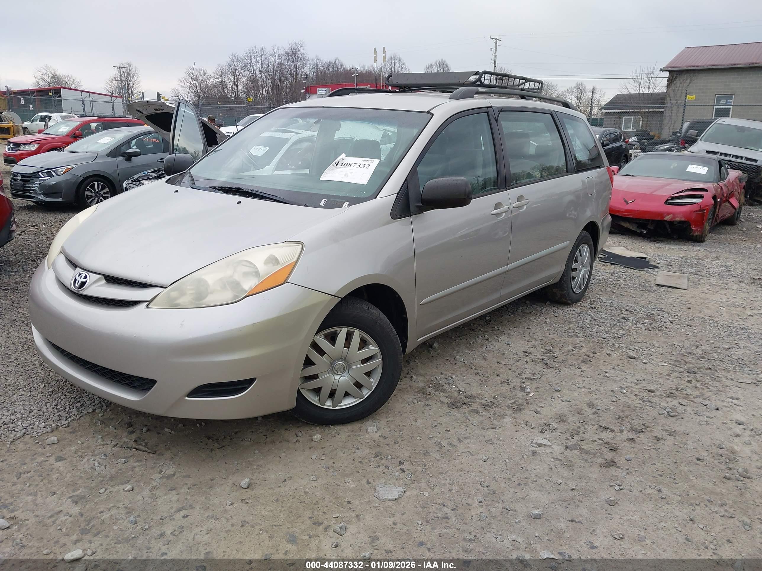 TOYOTA SIENNA image 2