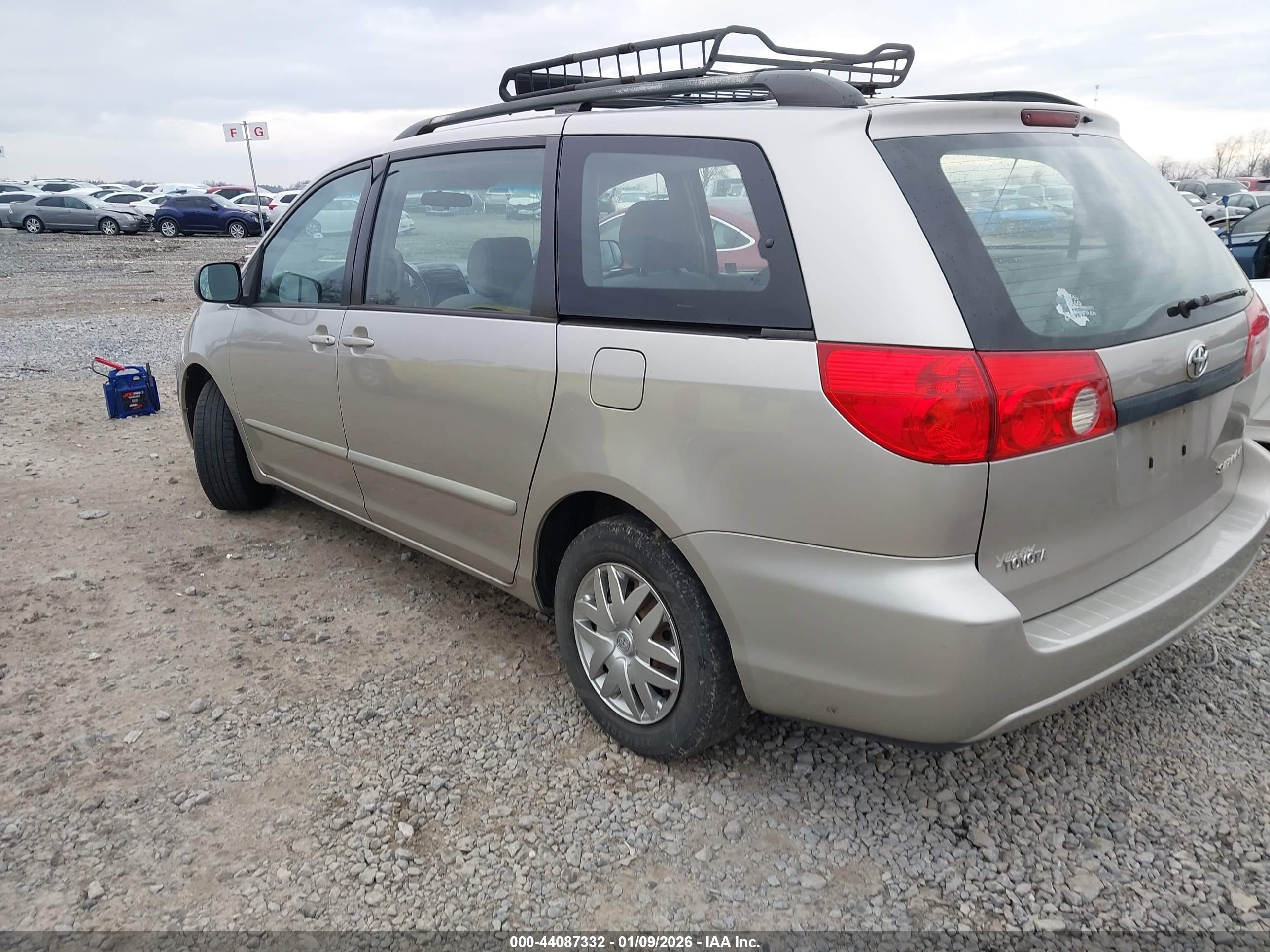 TOYOTA SIENNA image 3