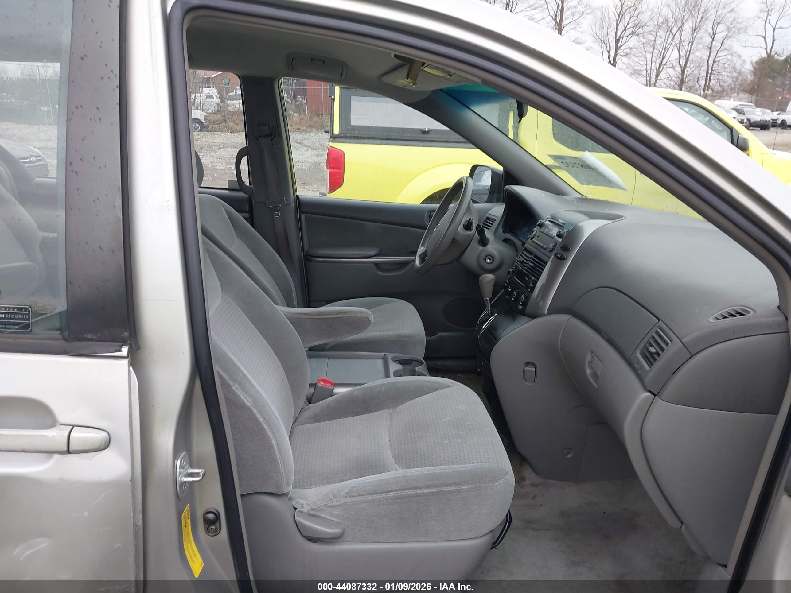 TOYOTA SIENNA image 5