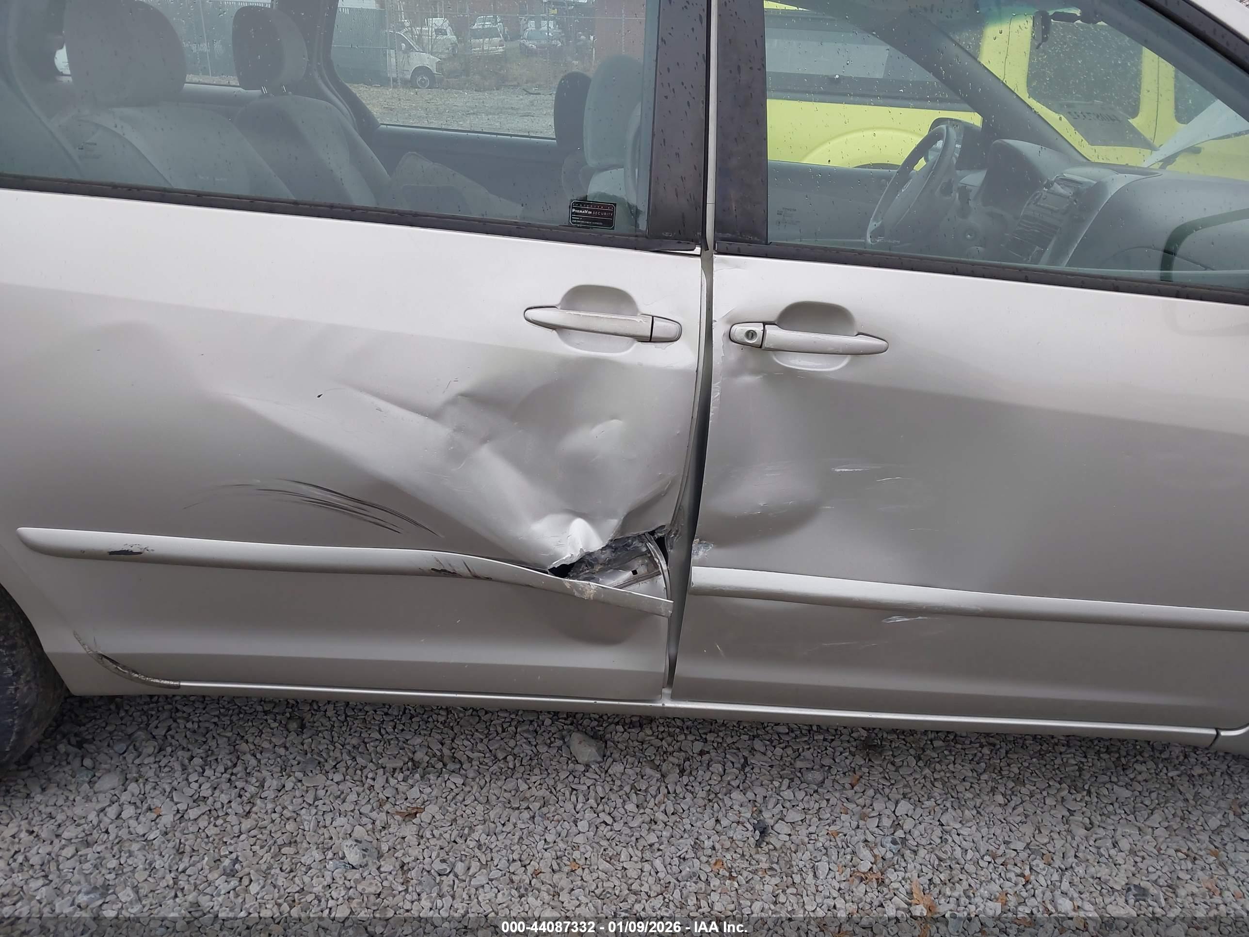 TOYOTA SIENNA image 6