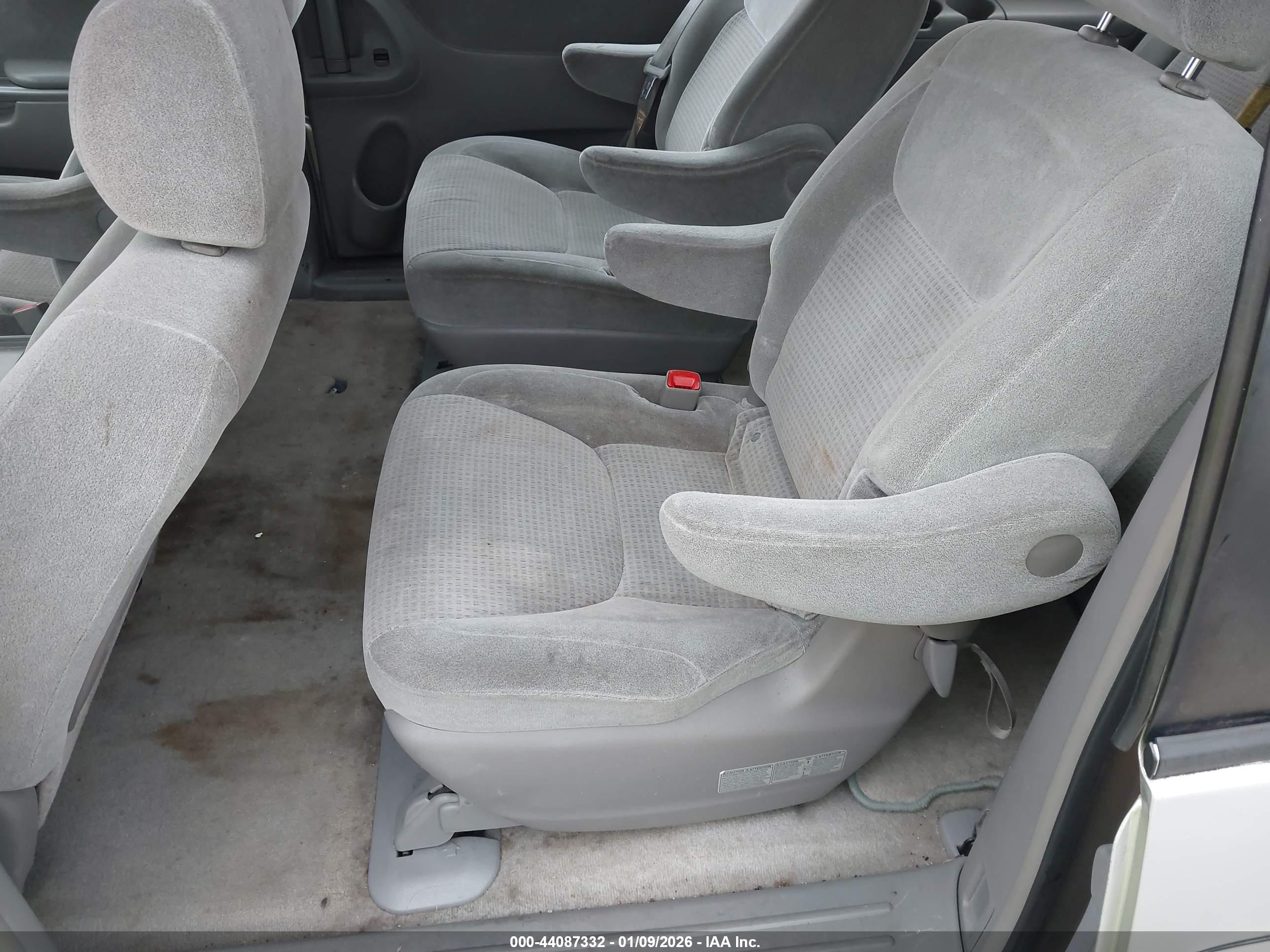 TOYOTA SIENNA image 8