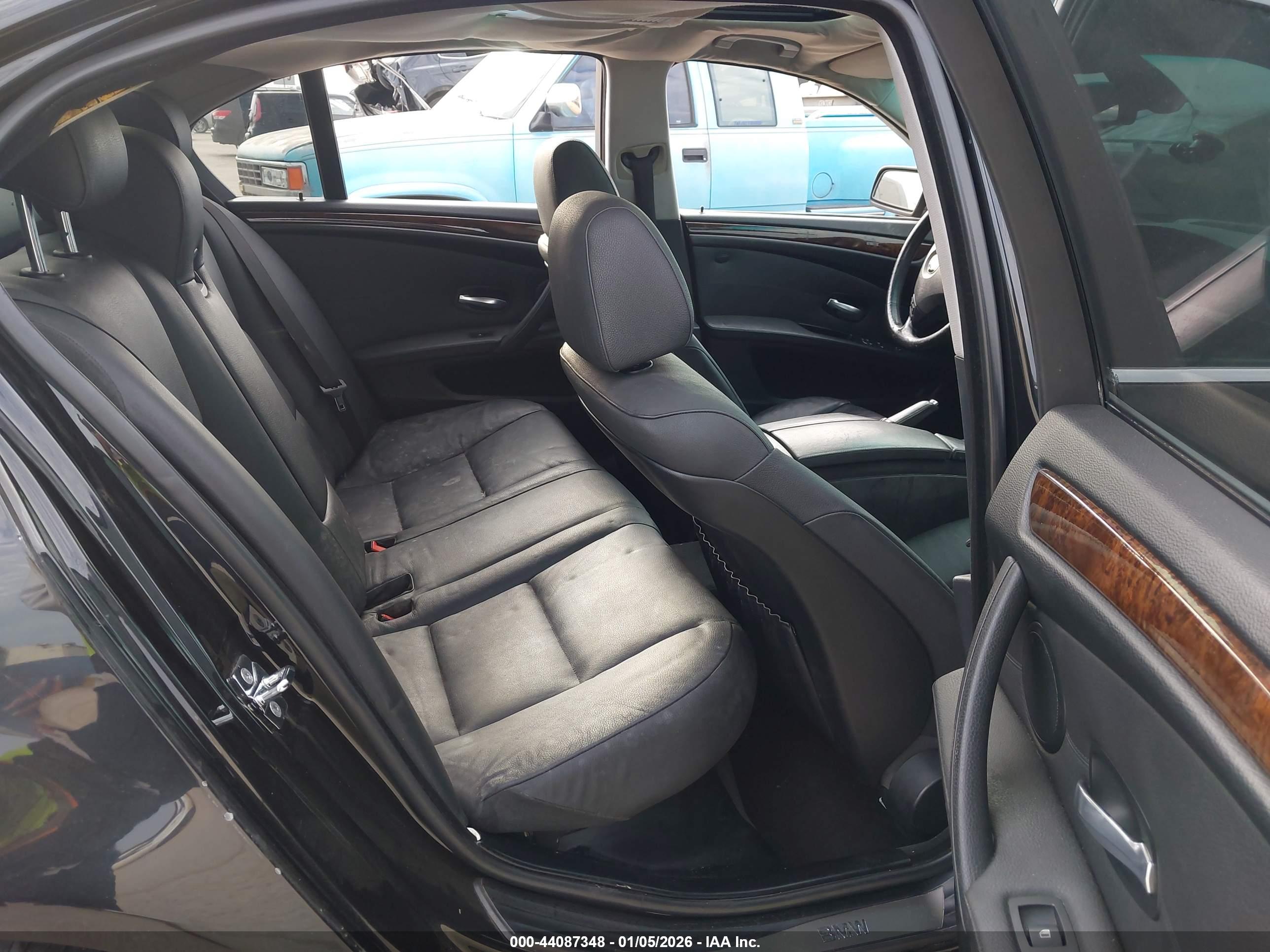 BMW 550I image 8