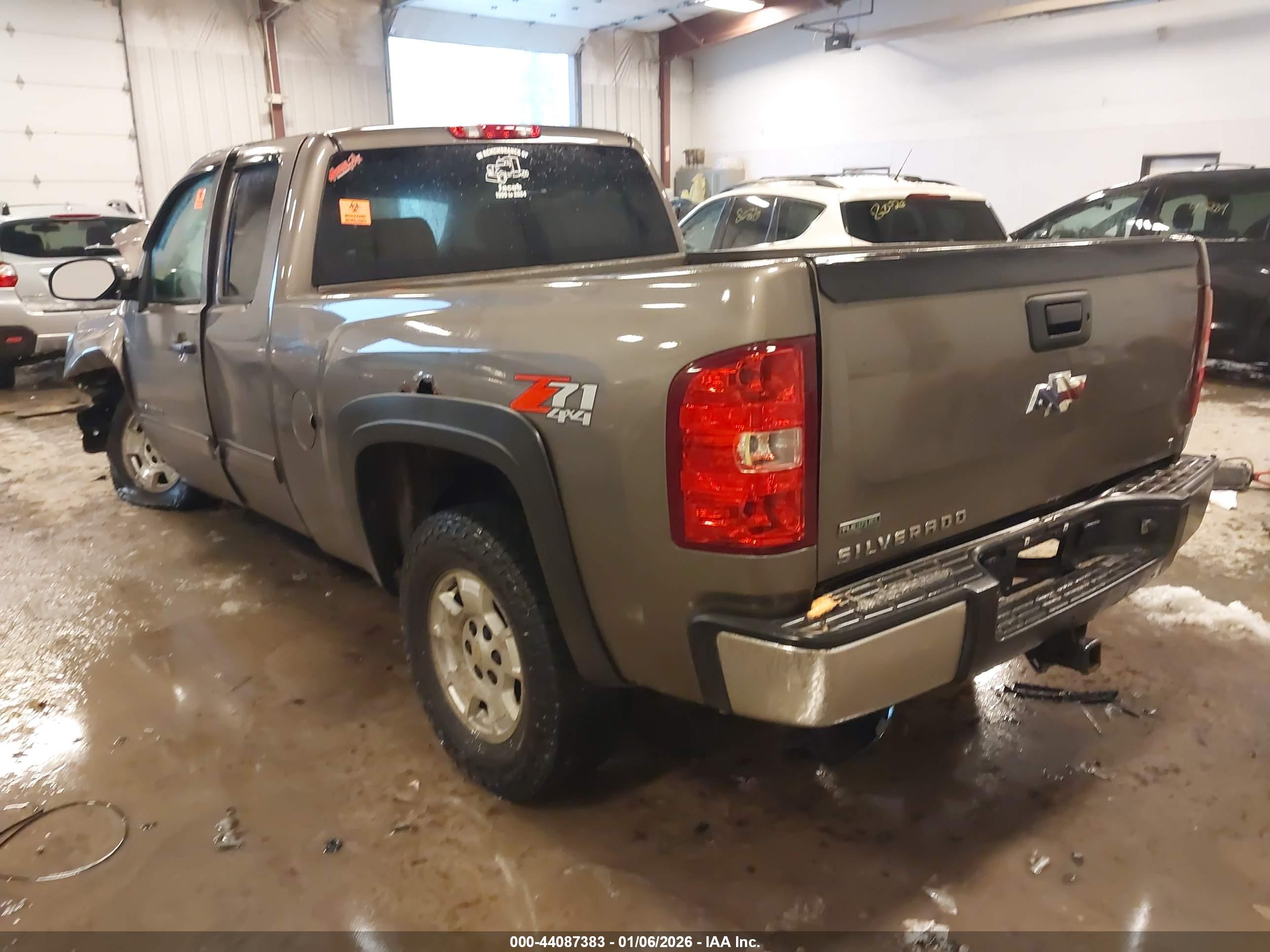 CHEVROLET SILVERADO image 3