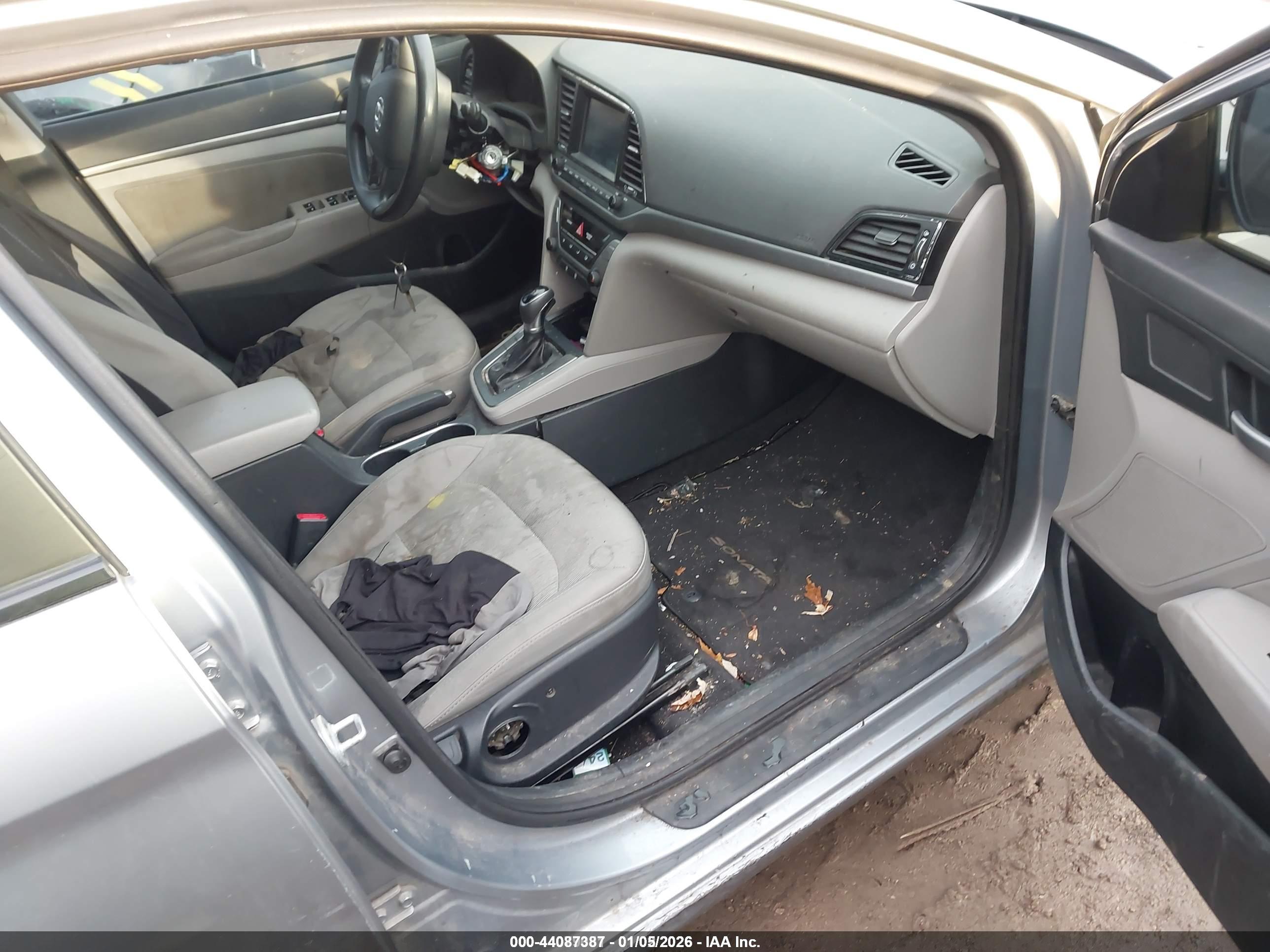 HYUNDAI ELANTRA image 5