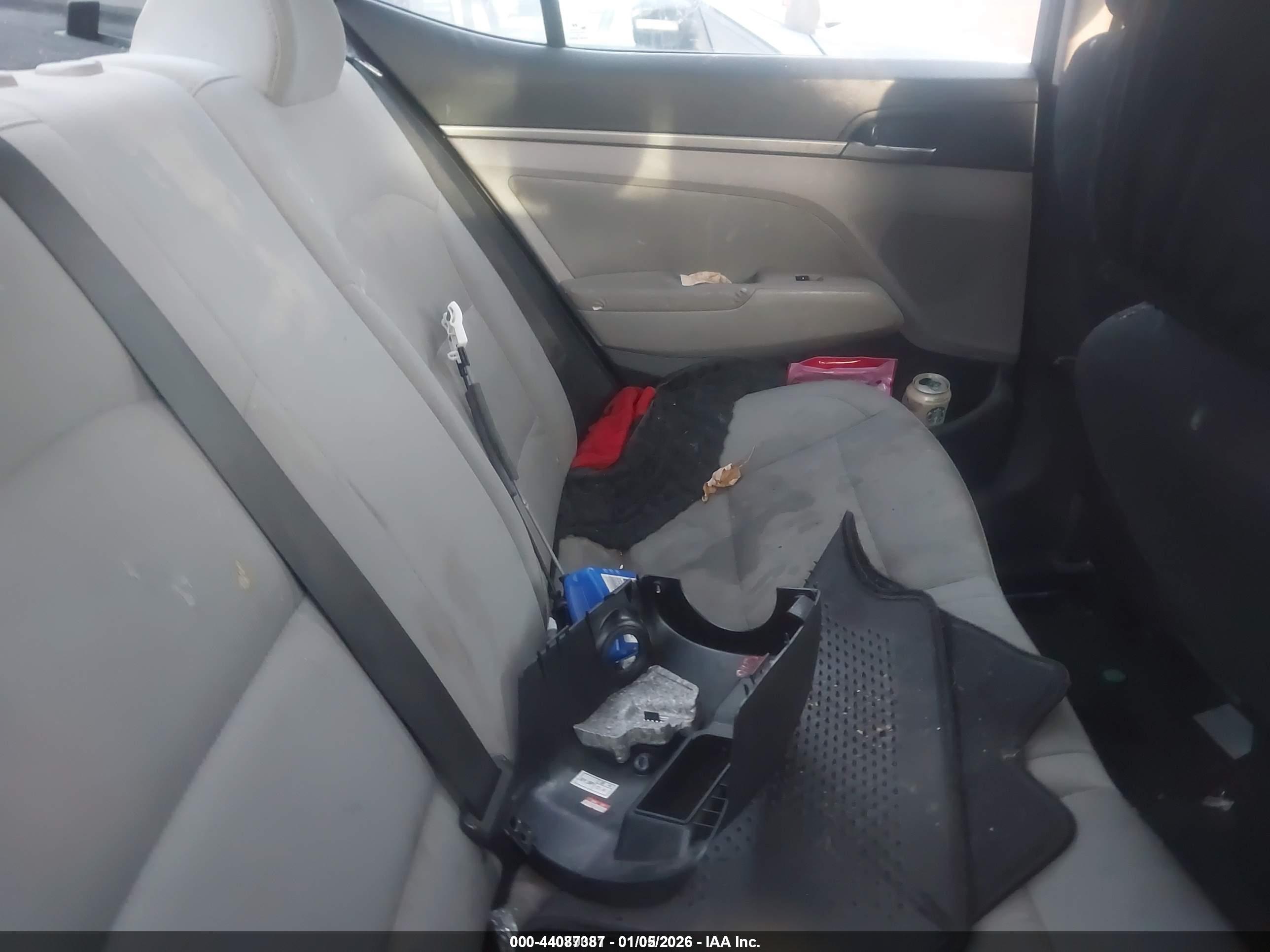 HYUNDAI ELANTRA image 8