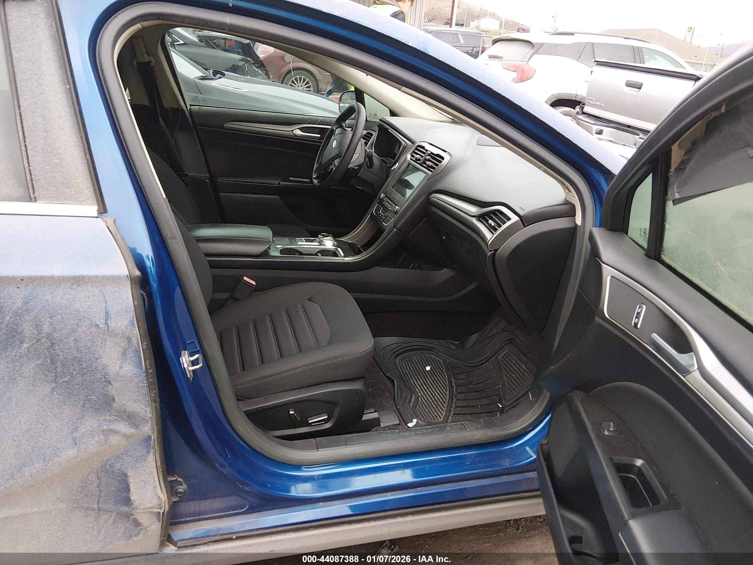 FORD FUSION image 5